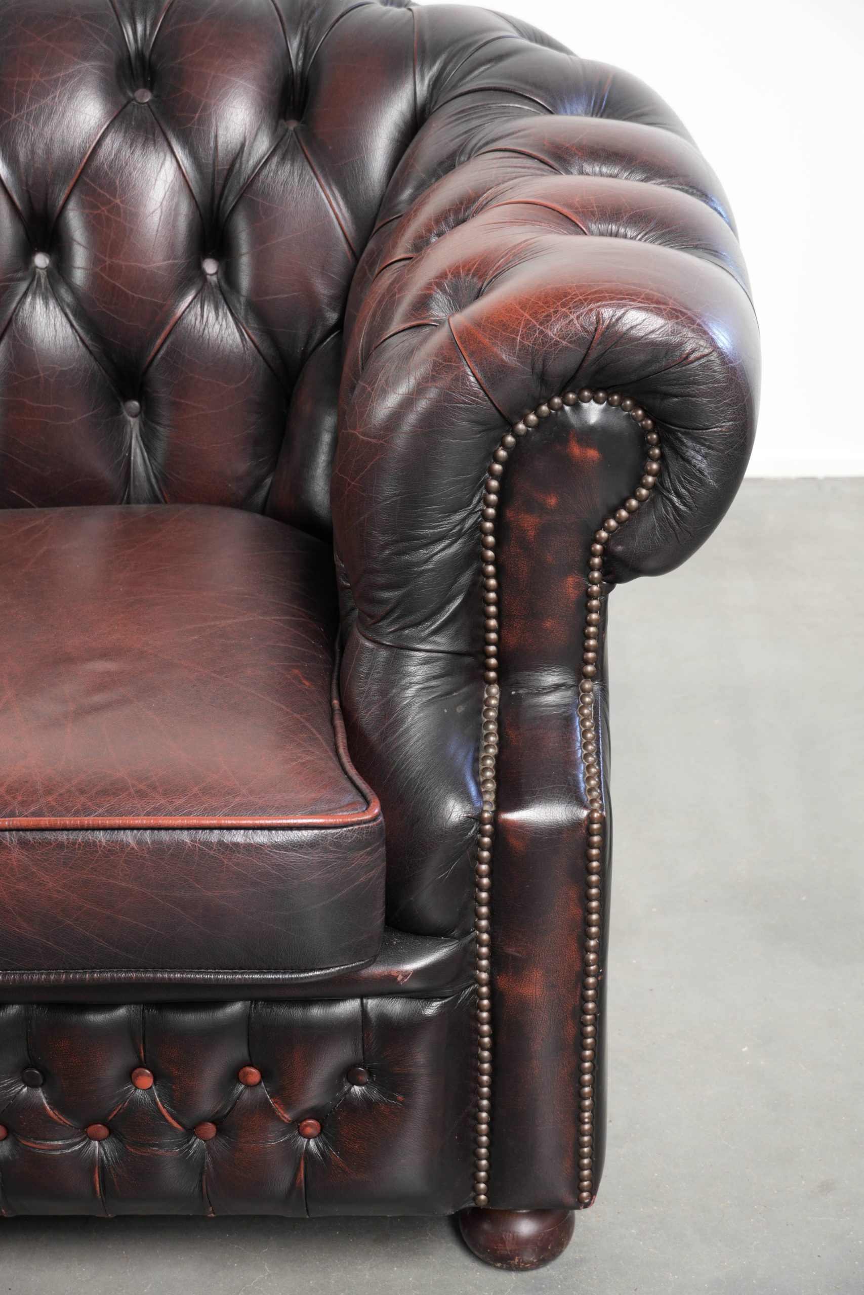 Mooie oude rood/ bruine Engelse rundleren chesterfield 2 zits bank met een mooie look en tijdloze uitstraling - Afbeelding 15