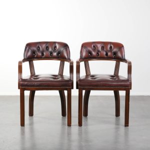 Mooie donkerbruine set van twee rundleren chesterfield eetkamer/ bijzet/ bureaustoelen in Engelse stijl
