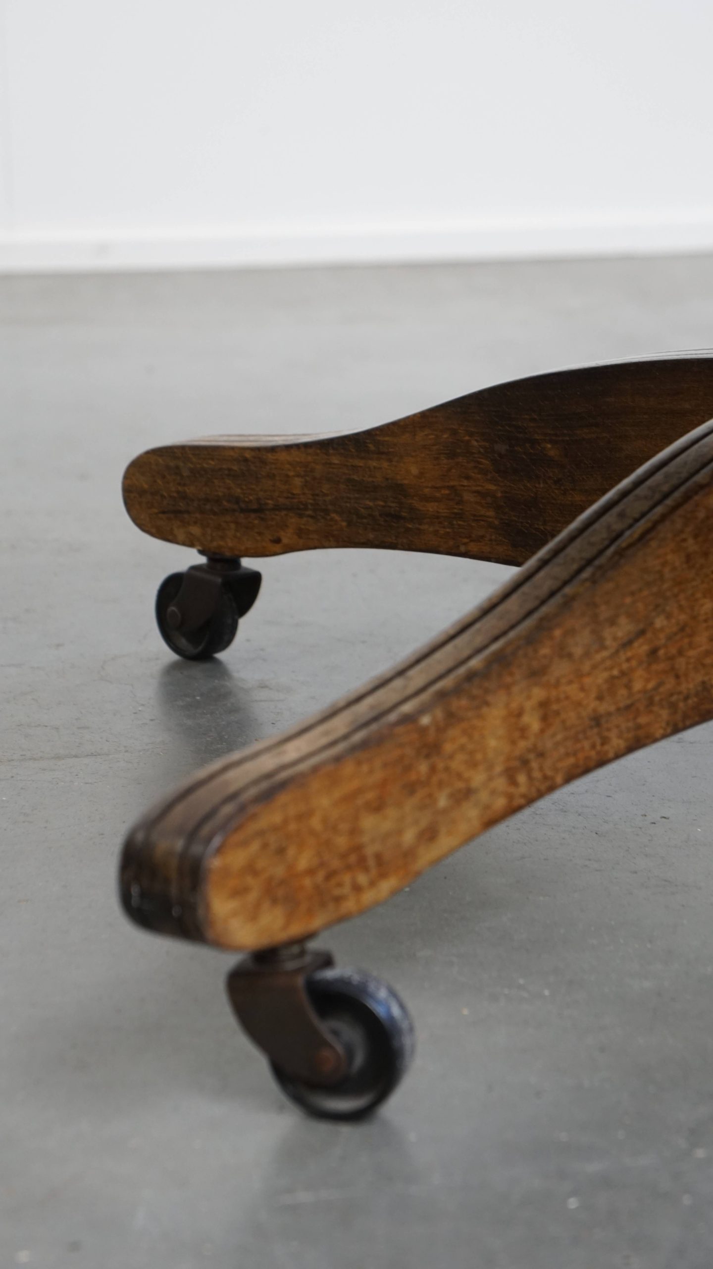 Rundleren en houten in hoogte verstelbare, swiffel en tilt chesterfield bureaustoel in een donkergroene kleur - Afbeelding 12