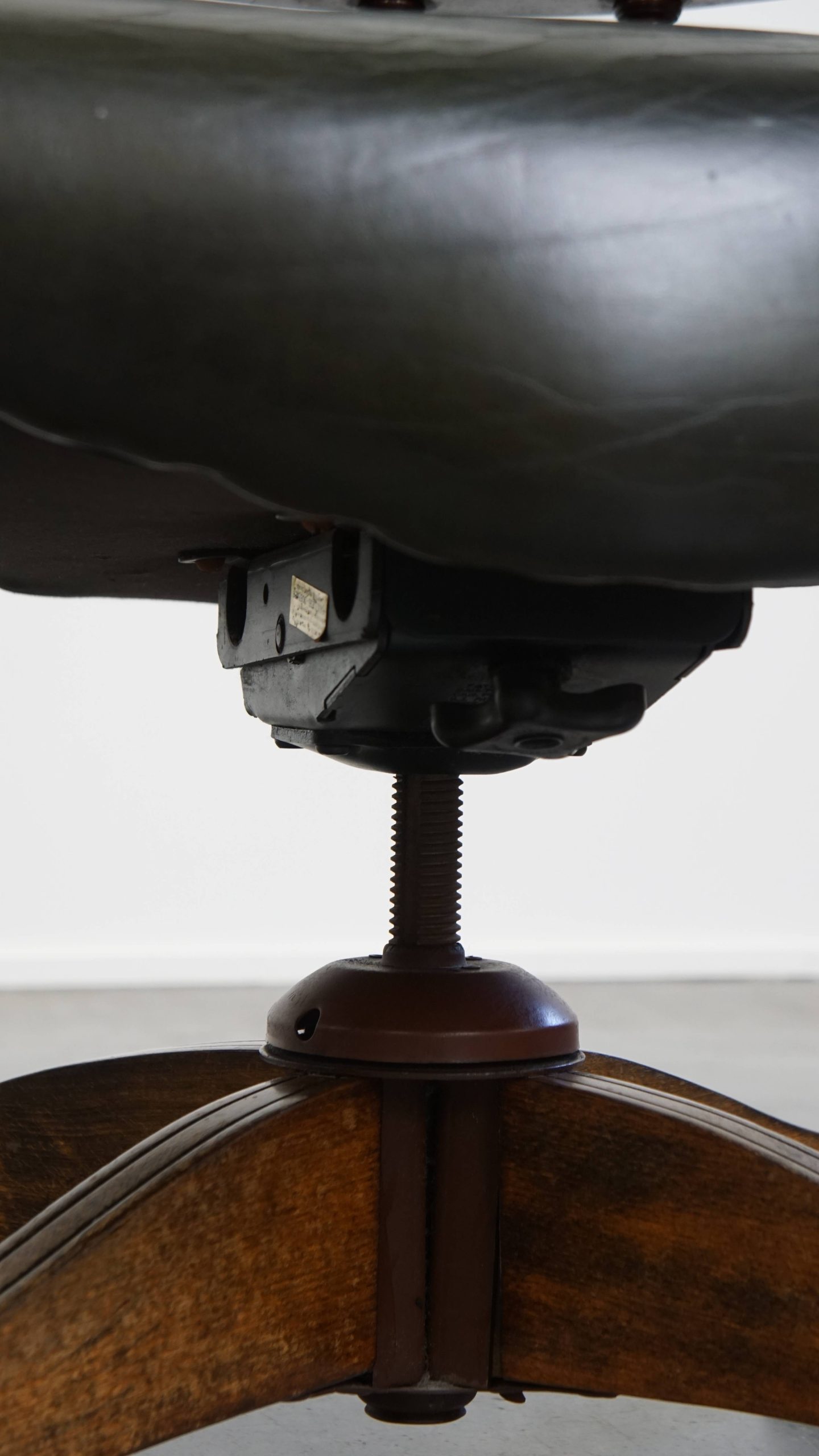 Rundleren en houten in hoogte verstelbare, swiffel en tilt chesterfield bureaustoel in een donkergroene kleur - Afbeelding 13