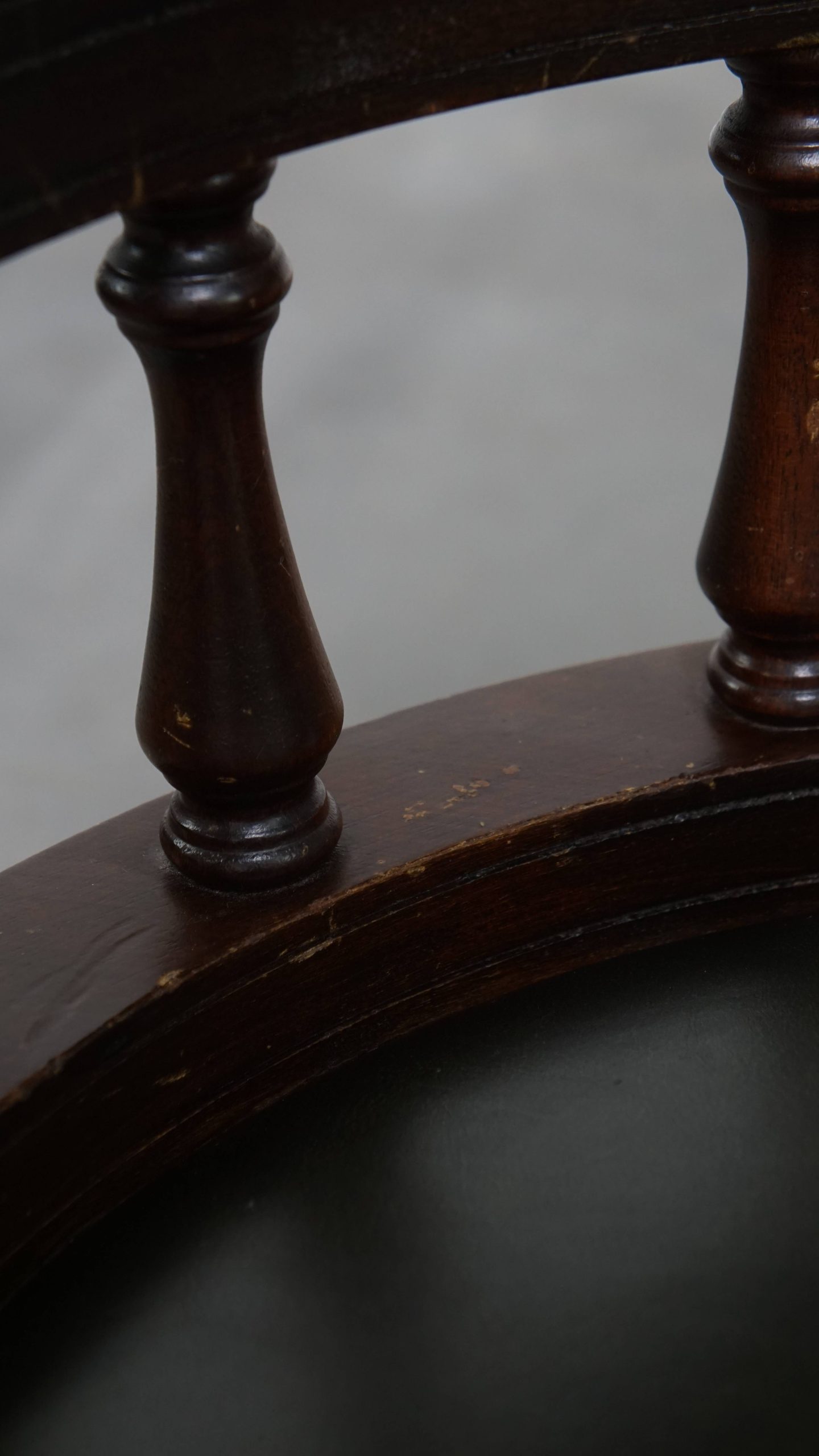 Rundleren en houten in hoogte verstelbare, swiffel en tilt chesterfield bureaustoel in een donkergroene kleur - Afbeelding 15