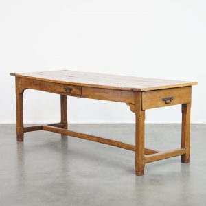 Grote antieke Franse boeren eettafel van vruchtbomenhout uit eind 18e eeuw met mooie en originele details