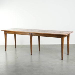 Grote relatief smalle antieke Franse boeren eettafel van grenenhout uit begin 19e eeuw met een mooi patina