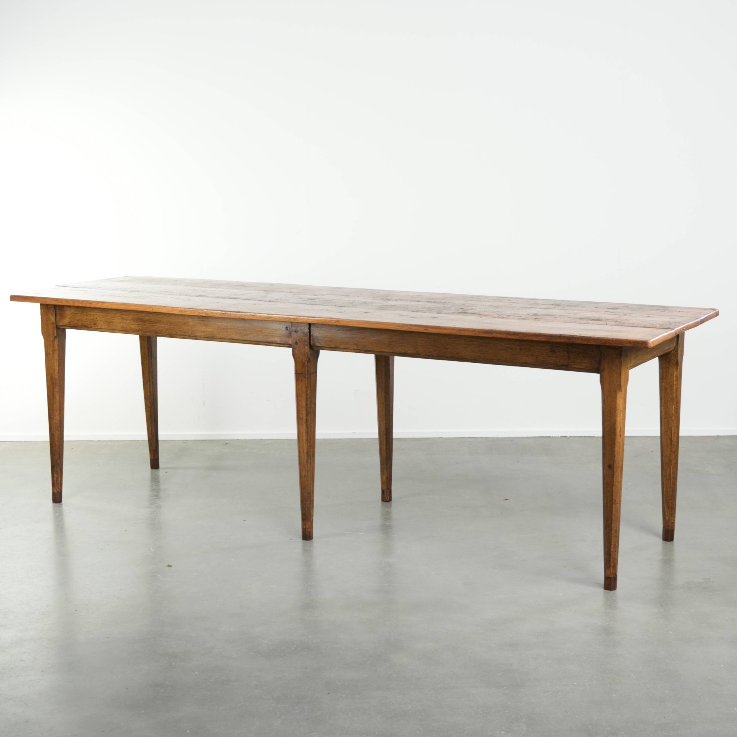 Grote relatief smalle antieke Franse boeren eettafel van grenenhout uit begin 19e eeuw met een mooi patina