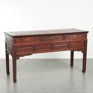 Antiek houten Chinees dressoir uit eind 19e eeuw in een mooie rode kleur met prachtig houtsnijwerk