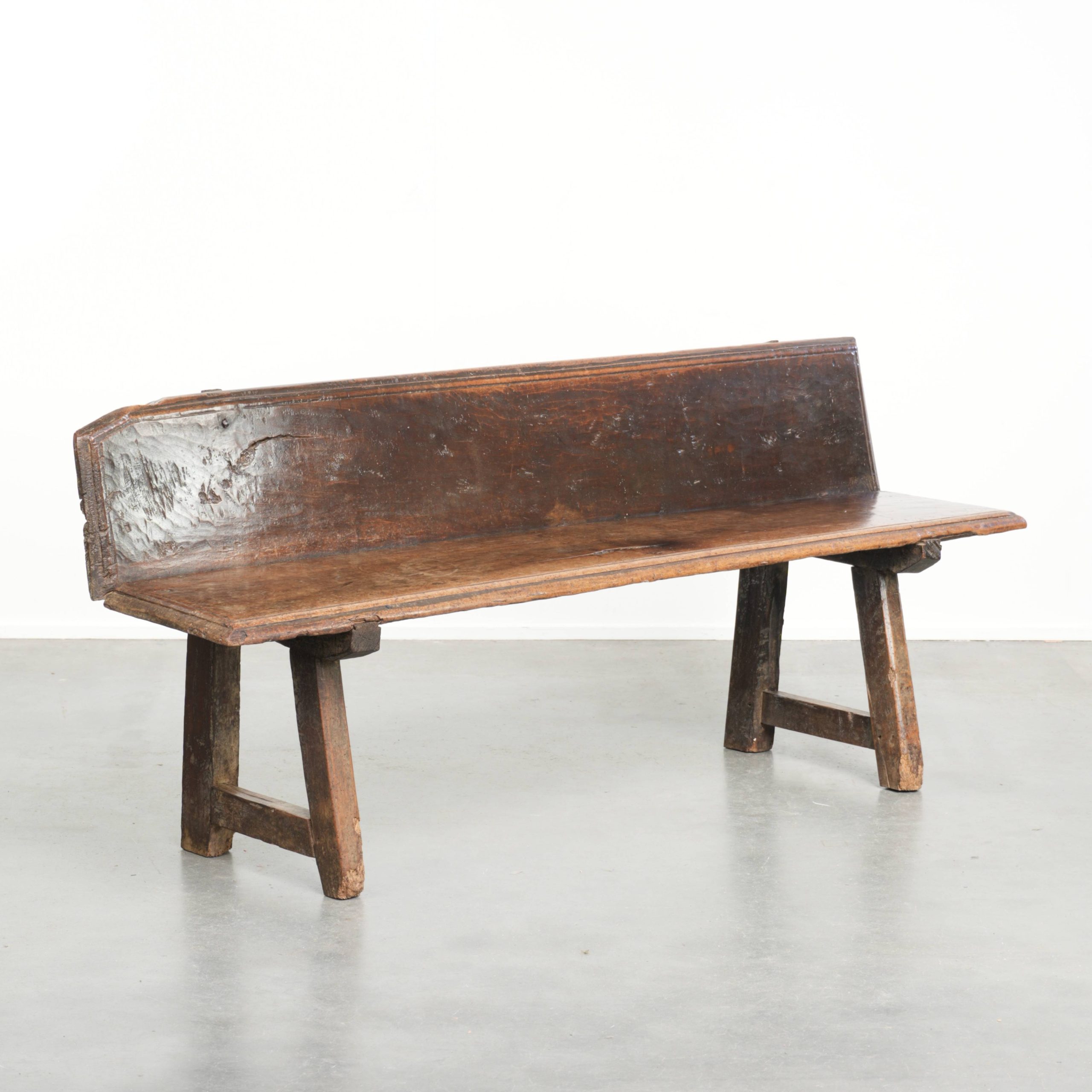 Zeer interessante antieke Spaanse boeren notenhouten halbank/ bankje voor aan de eettafel uit de 18e eeuw met een prachtig patina