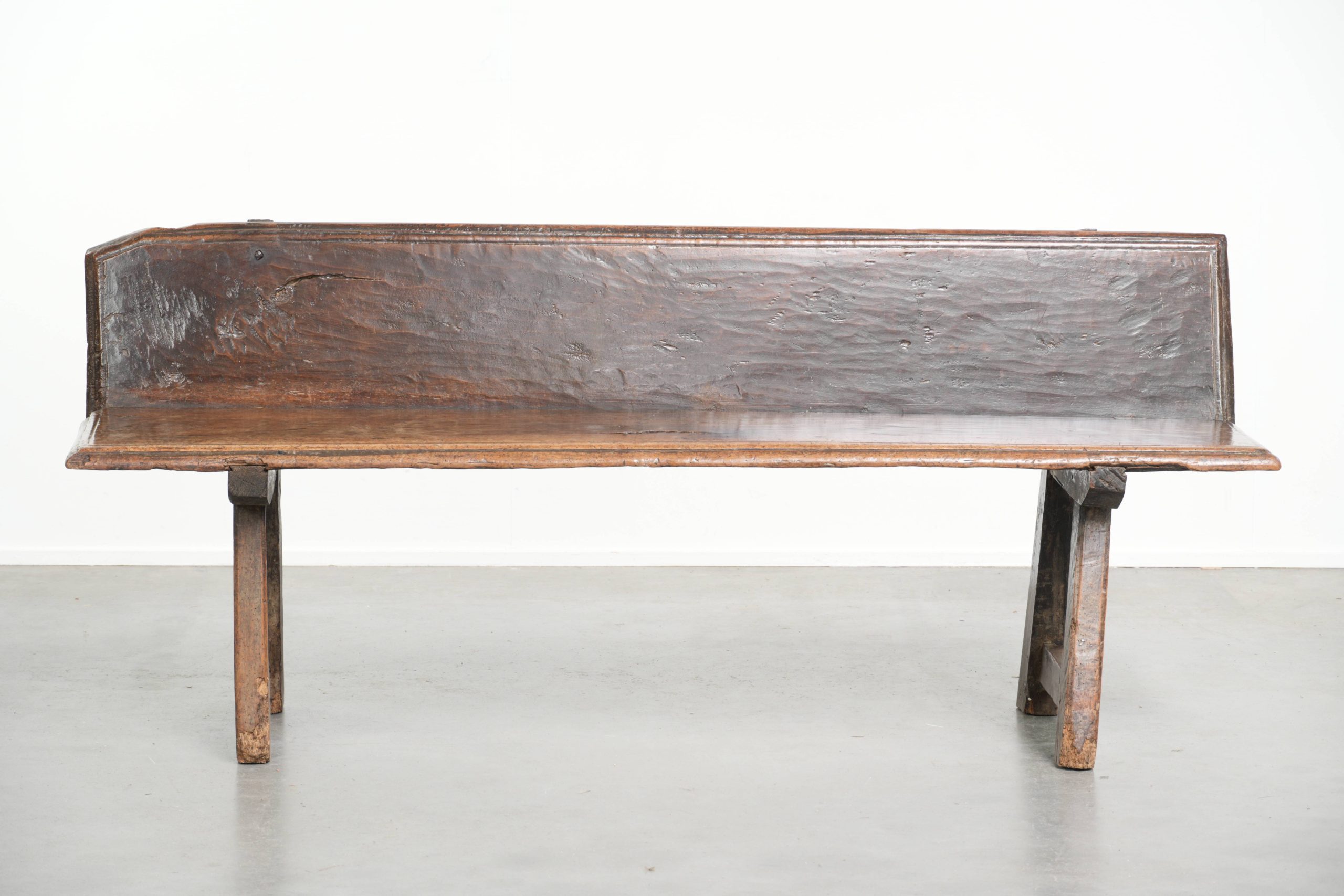 Zeer interessante antieke Spaanse boeren notenhouten halbank/ bankje voor aan de eettafel uit de 18e eeuw met een prachtig patina - Afbeelding 2