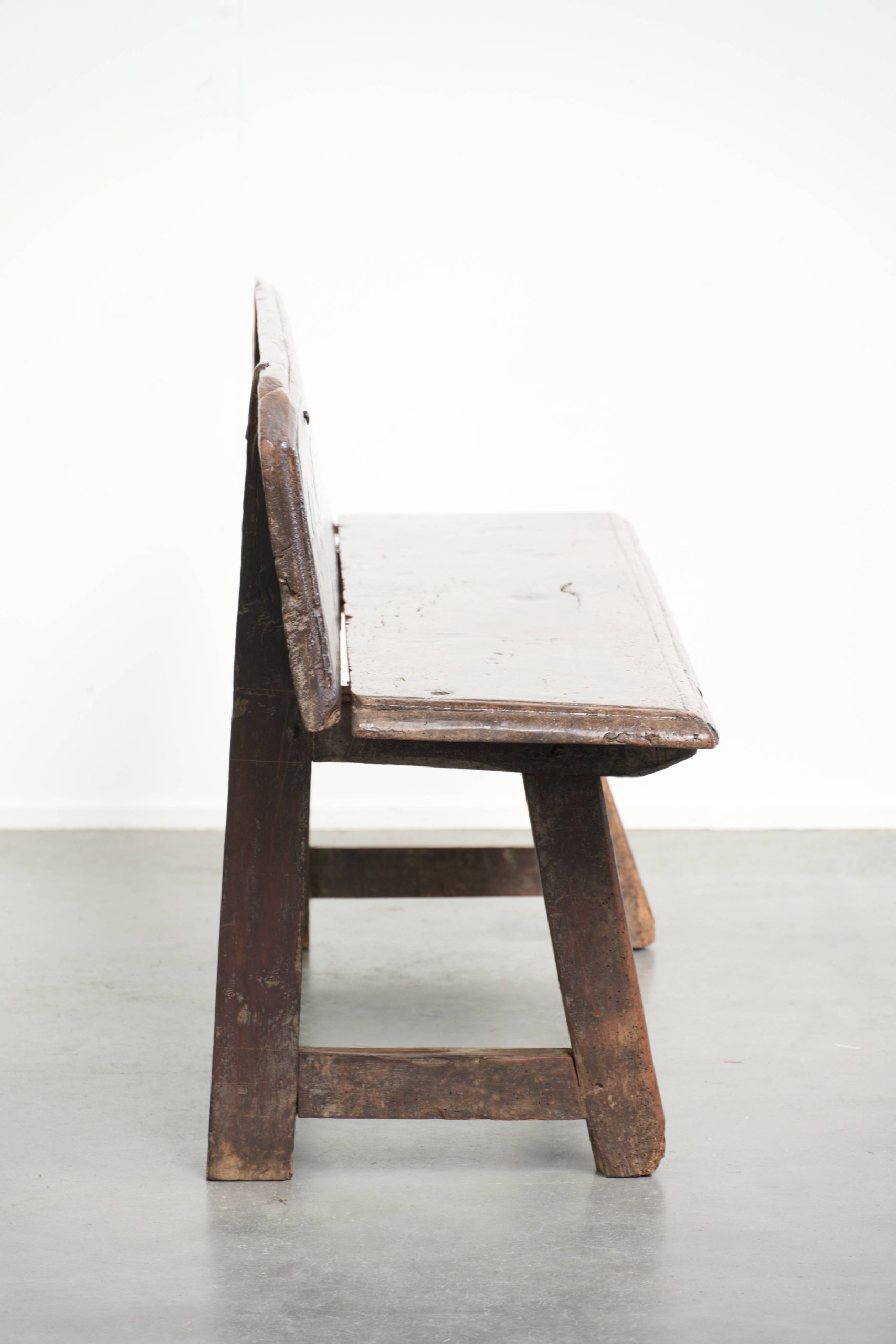 Zeer interessante antieke Spaanse boeren notenhouten halbank/ bankje voor aan de eettafel uit de 18e eeuw met een prachtig patina - Afbeelding 3