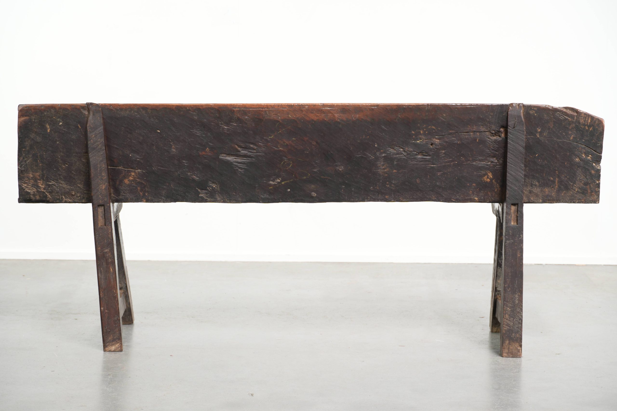 Zeer interessante antieke Spaanse boeren notenhouten halbank/ bankje voor aan de eettafel uit de 18e eeuw met een prachtig patina - Afbeelding 4