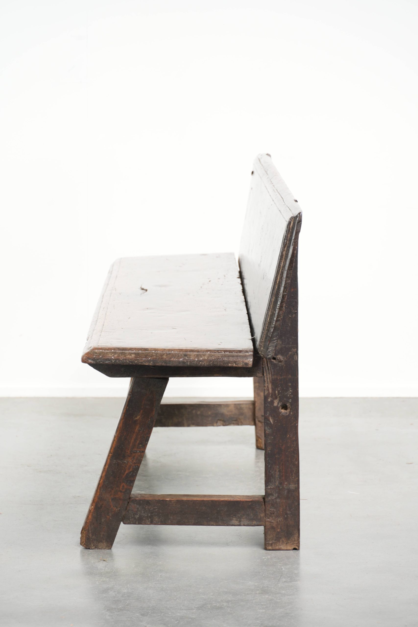 Zeer interessante antieke Spaanse boeren notenhouten halbank/ bankje voor aan de eettafel uit de 18e eeuw met een prachtig patina - Afbeelding 5