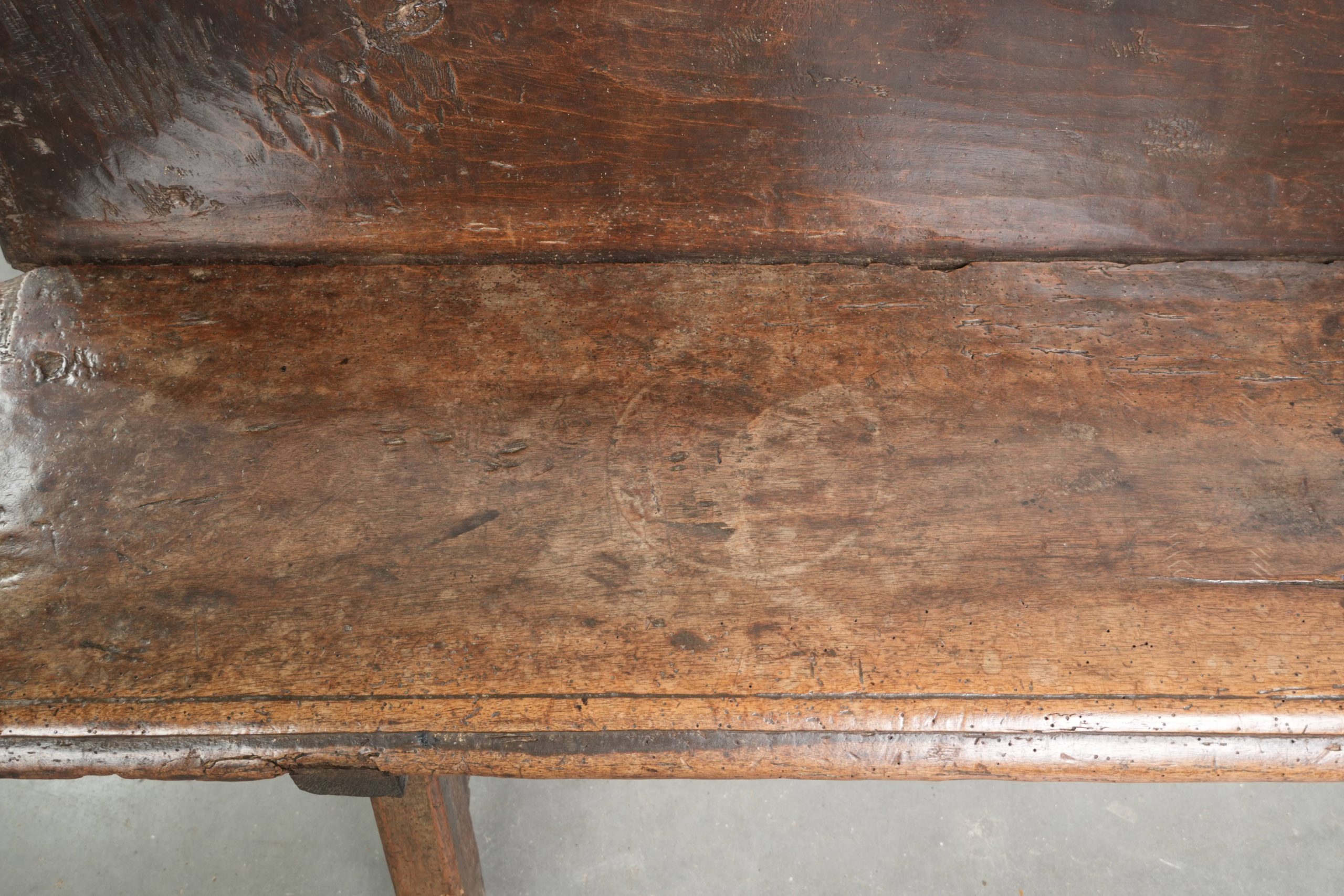 Zeer interessante antieke Spaanse boeren notenhouten halbank/ bankje voor aan de eettafel uit de 18e eeuw met een prachtig patina - Afbeelding 6