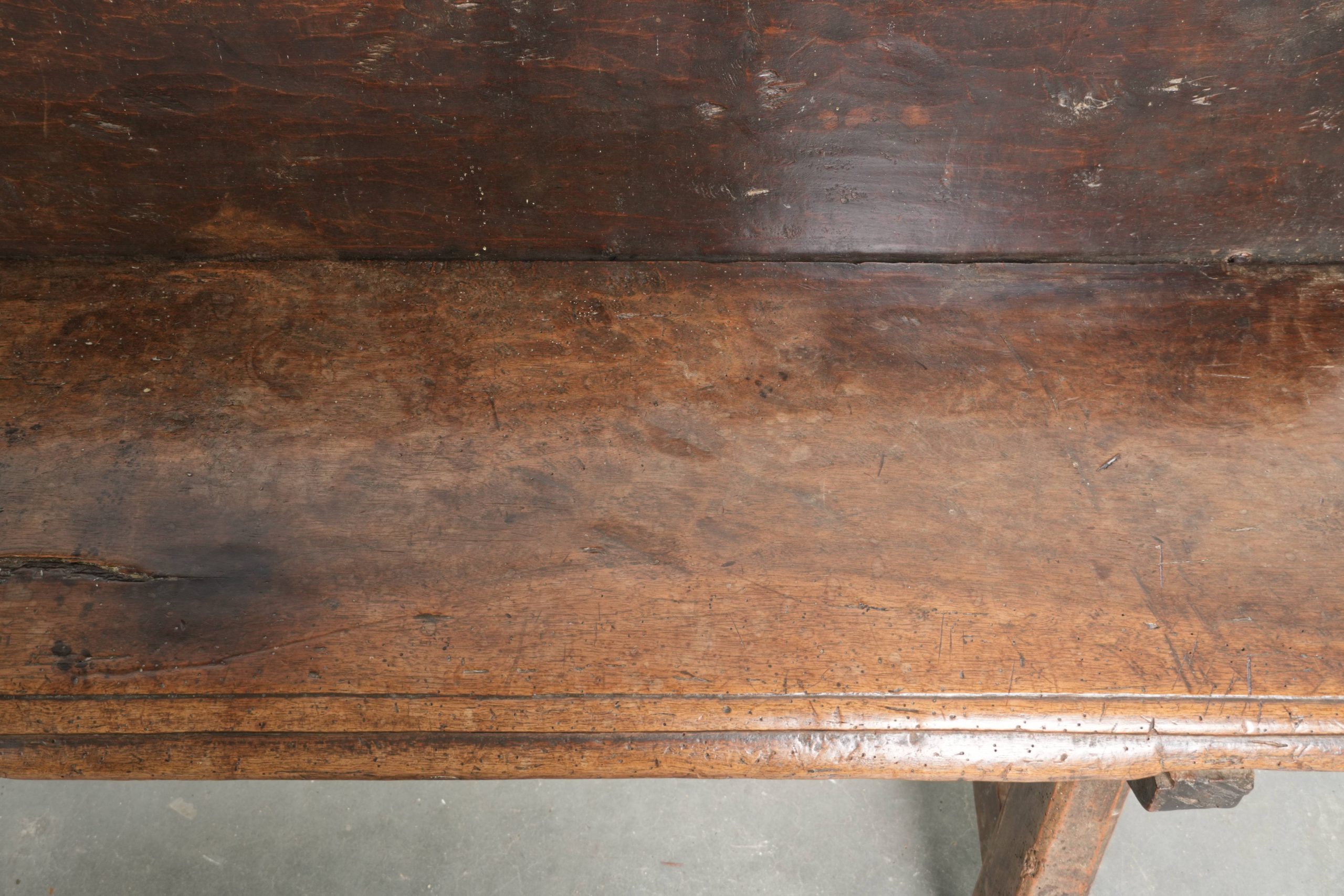 Zeer interessante antieke Spaanse boeren notenhouten halbank/ bankje voor aan de eettafel uit de 18e eeuw met een prachtig patina - Afbeelding 7