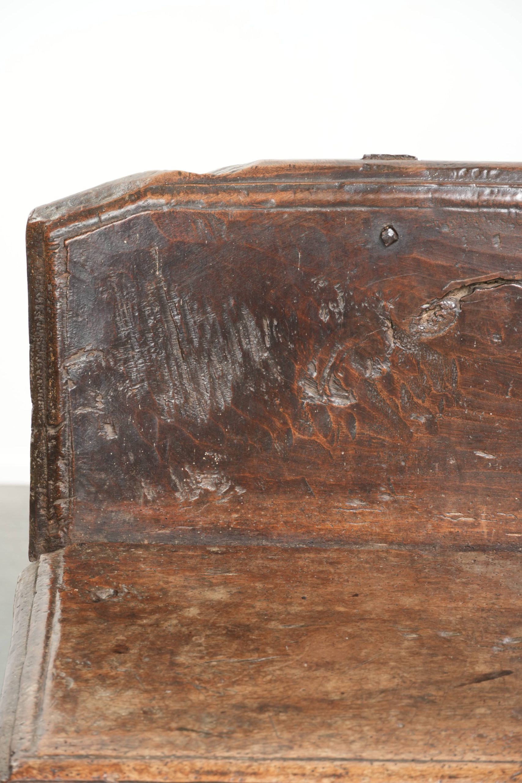 Zeer interessante antieke Spaanse boeren notenhouten halbank/ bankje voor aan de eettafel uit de 18e eeuw met een prachtig patina - Afbeelding 8