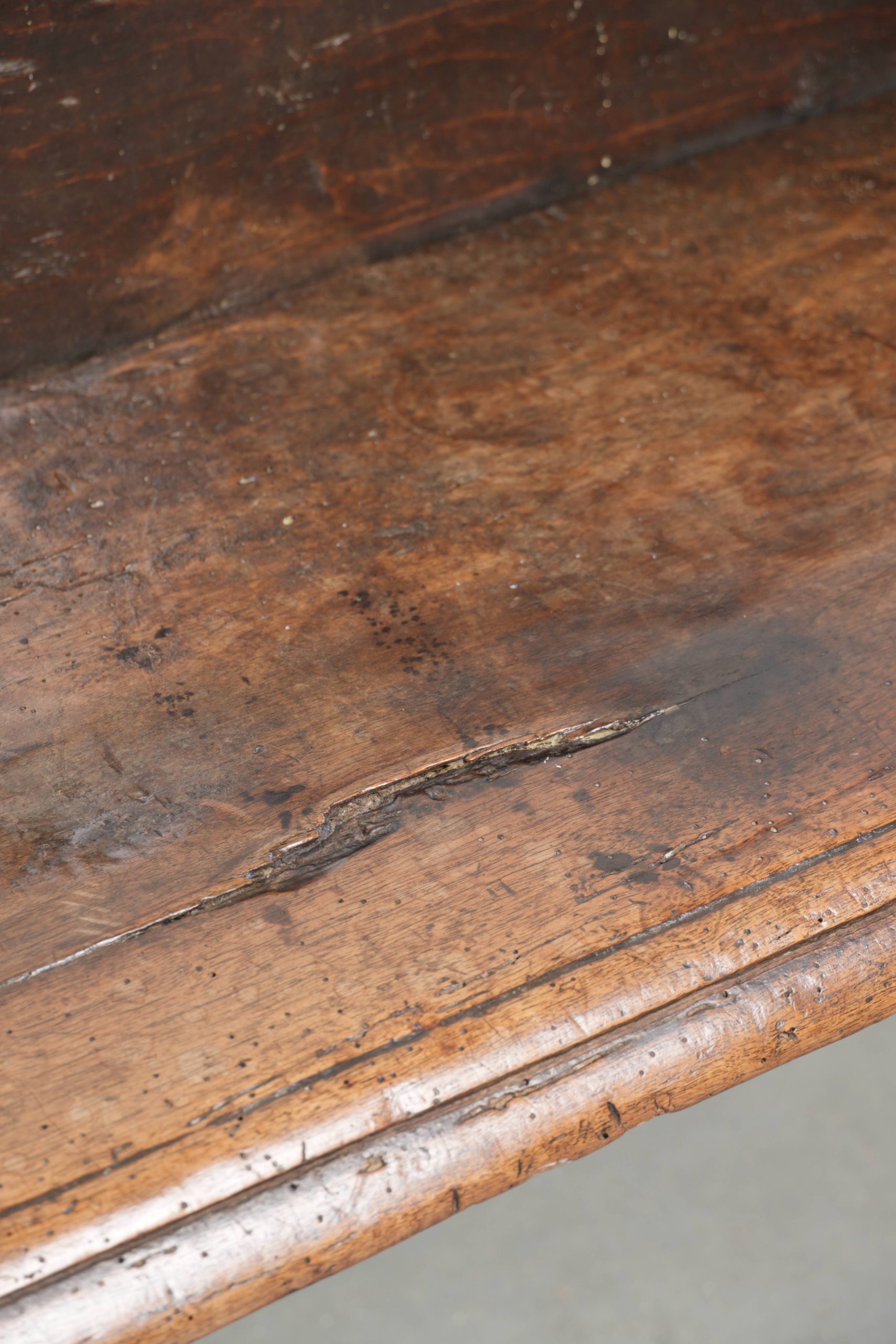 Zeer interessante antieke Spaanse boeren notenhouten halbank/ bankje voor aan de eettafel uit de 18e eeuw met een prachtig patina - Afbeelding 9