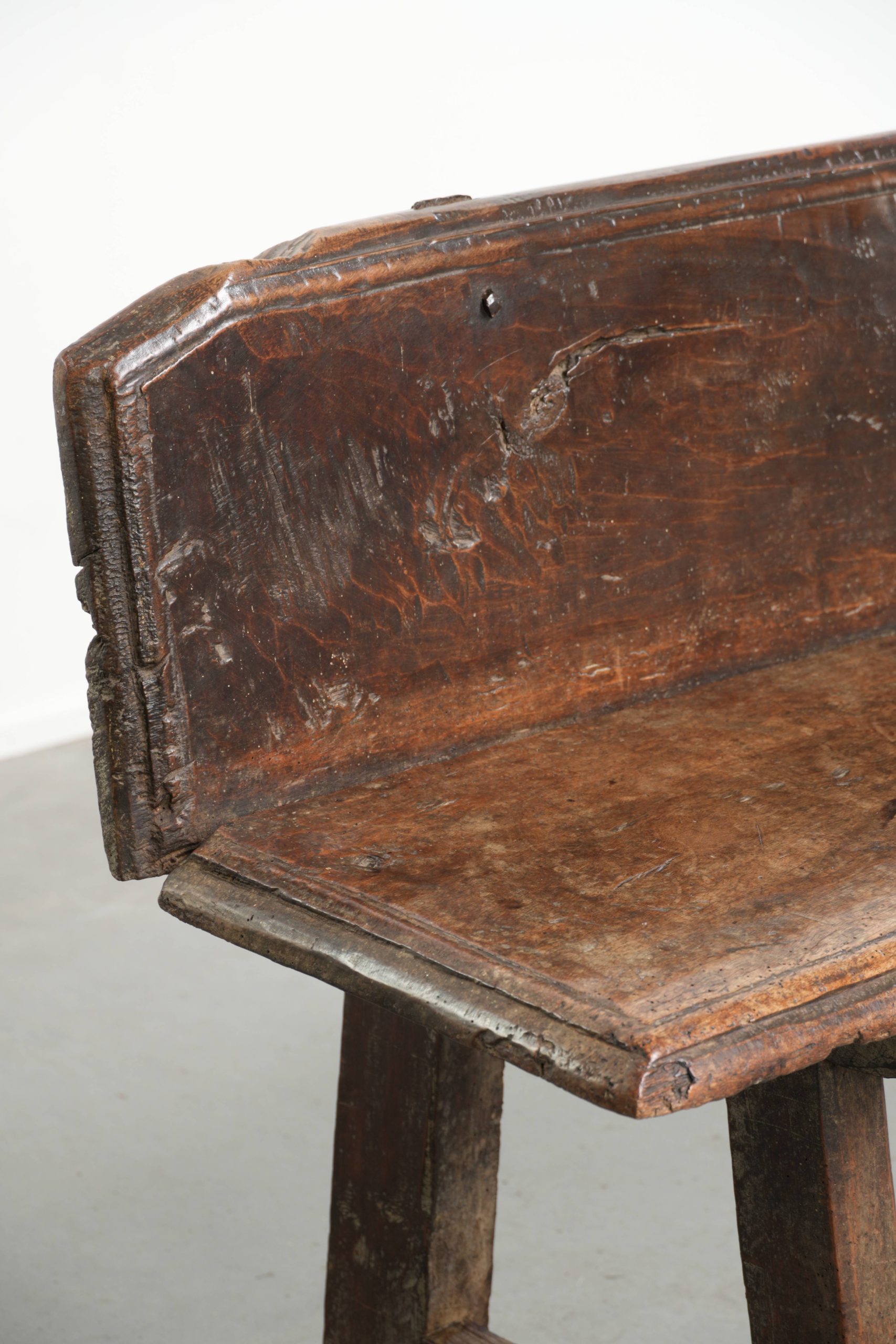 Zeer interessante antieke Spaanse boeren notenhouten halbank/ bankje voor aan de eettafel uit de 18e eeuw met een prachtig patina - Afbeelding 10