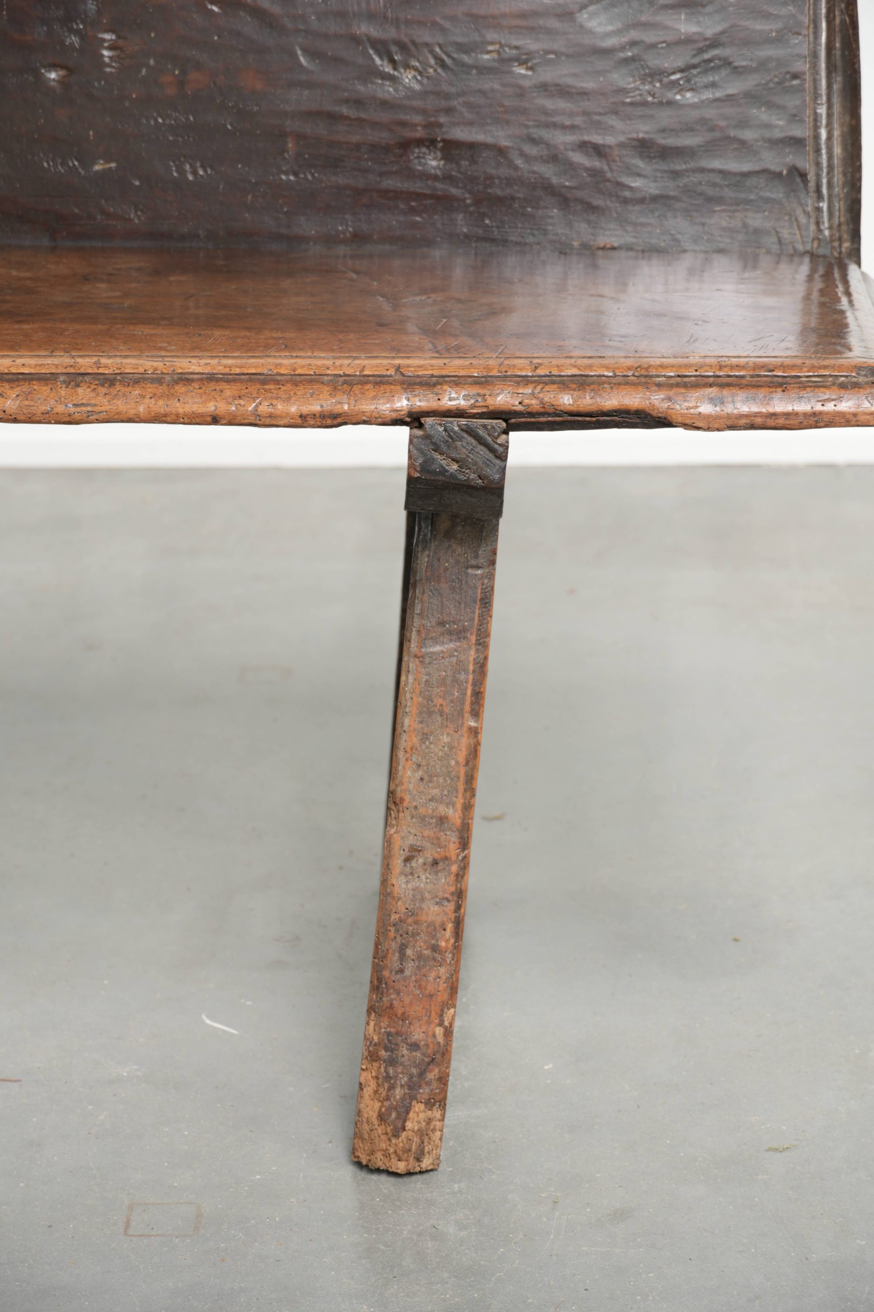 Zeer interessante antieke Spaanse boeren notenhouten halbank/ bankje voor aan de eettafel uit de 18e eeuw met een prachtig patina - Afbeelding 11
