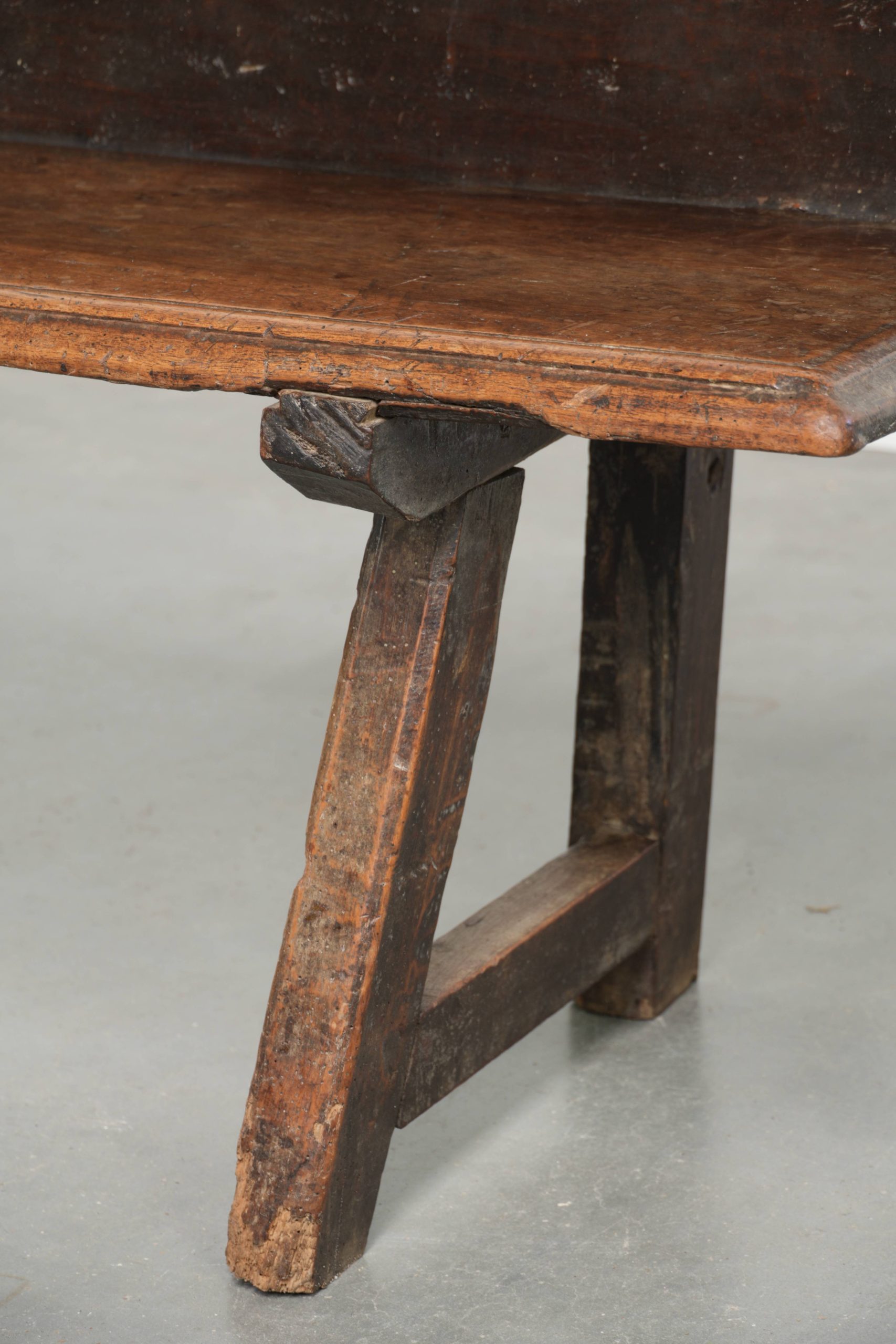 Zeer interessante antieke Spaanse boeren notenhouten halbank/ bankje voor aan de eettafel uit de 18e eeuw met een prachtig patina - Afbeelding 12