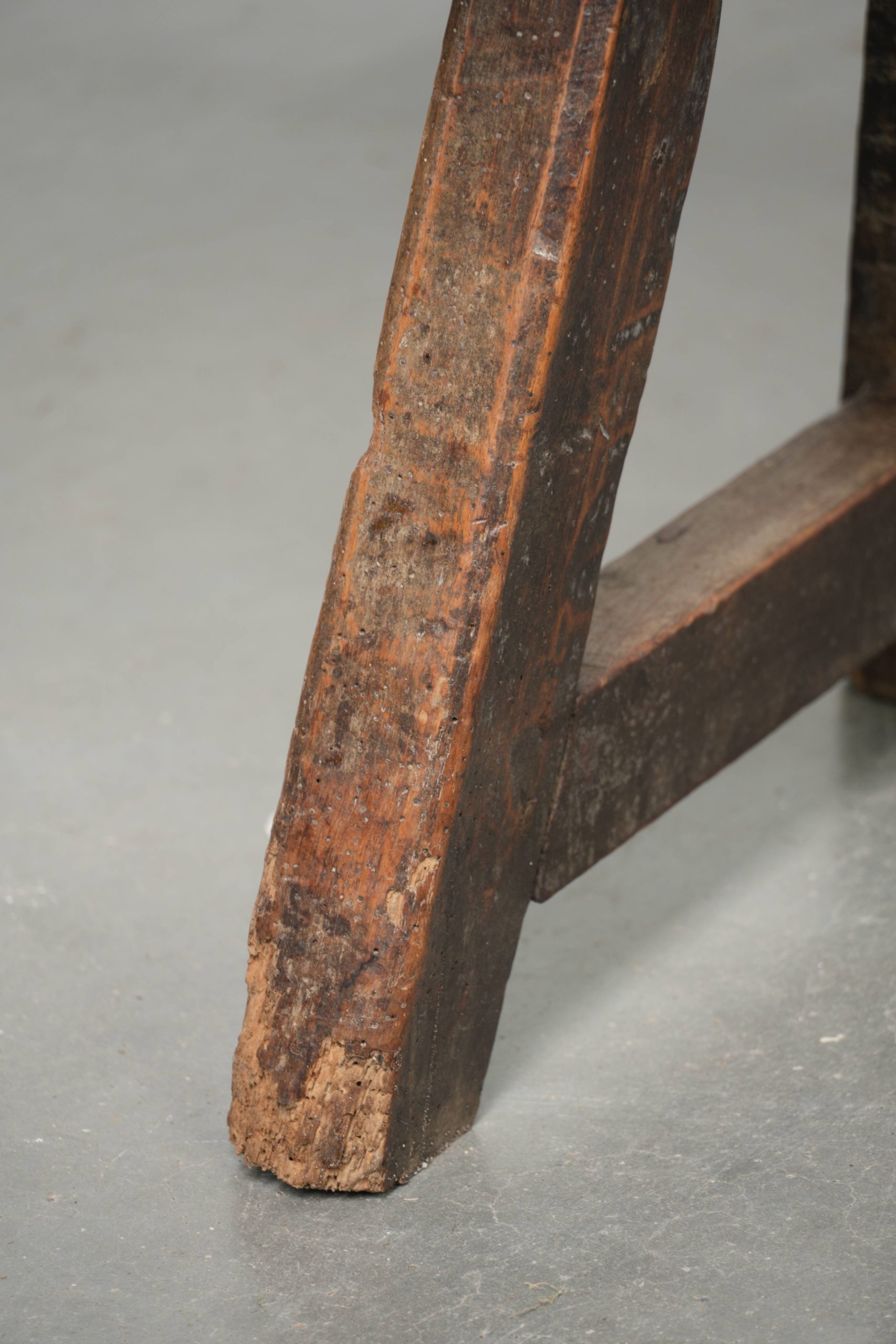 Zeer interessante antieke Spaanse boeren notenhouten halbank/ bankje voor aan de eettafel uit de 18e eeuw met een prachtig patina - Afbeelding 13