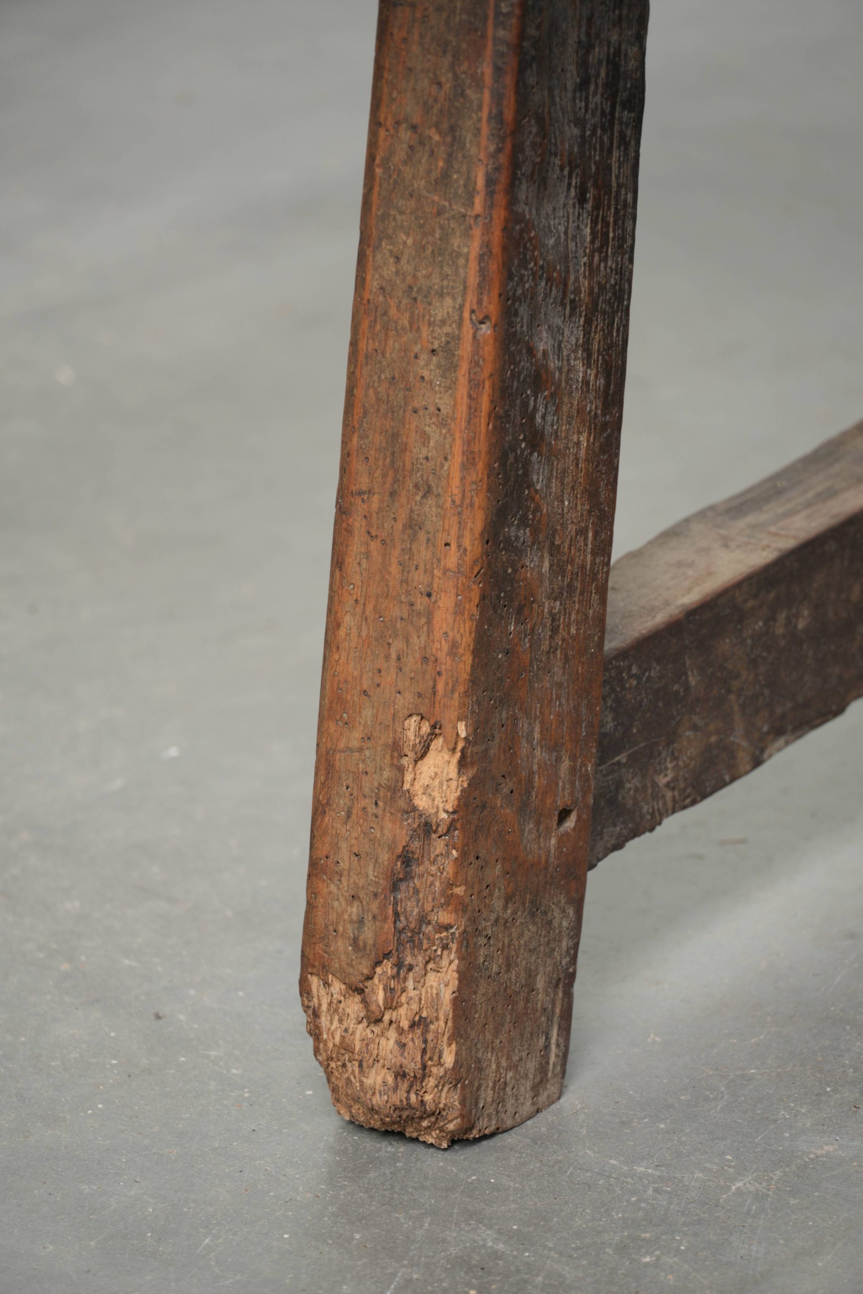 Zeer interessante antieke Spaanse boeren notenhouten halbank/ bankje voor aan de eettafel uit de 18e eeuw met een prachtig patina - Afbeelding 14