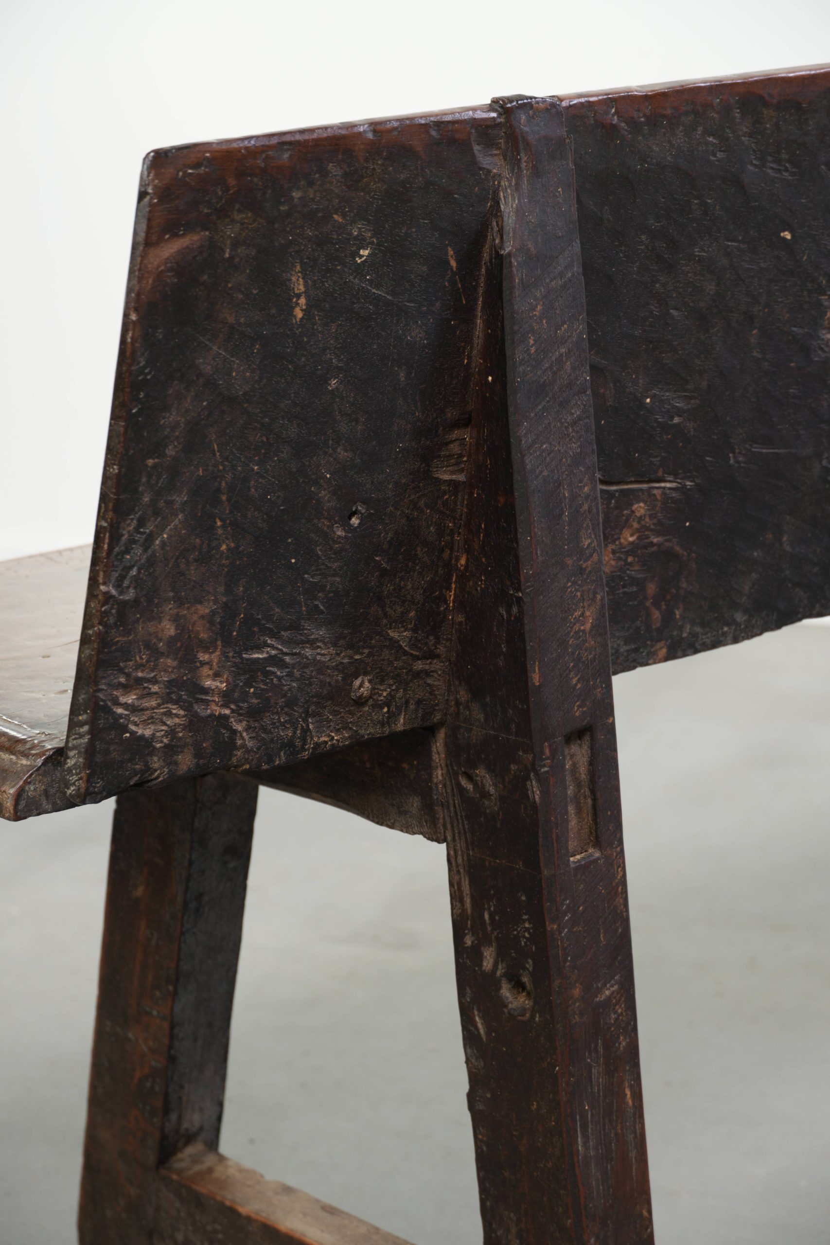 Zeer interessante antieke Spaanse boeren notenhouten halbank/ bankje voor aan de eettafel uit de 18e eeuw met een prachtig patina - Afbeelding 15