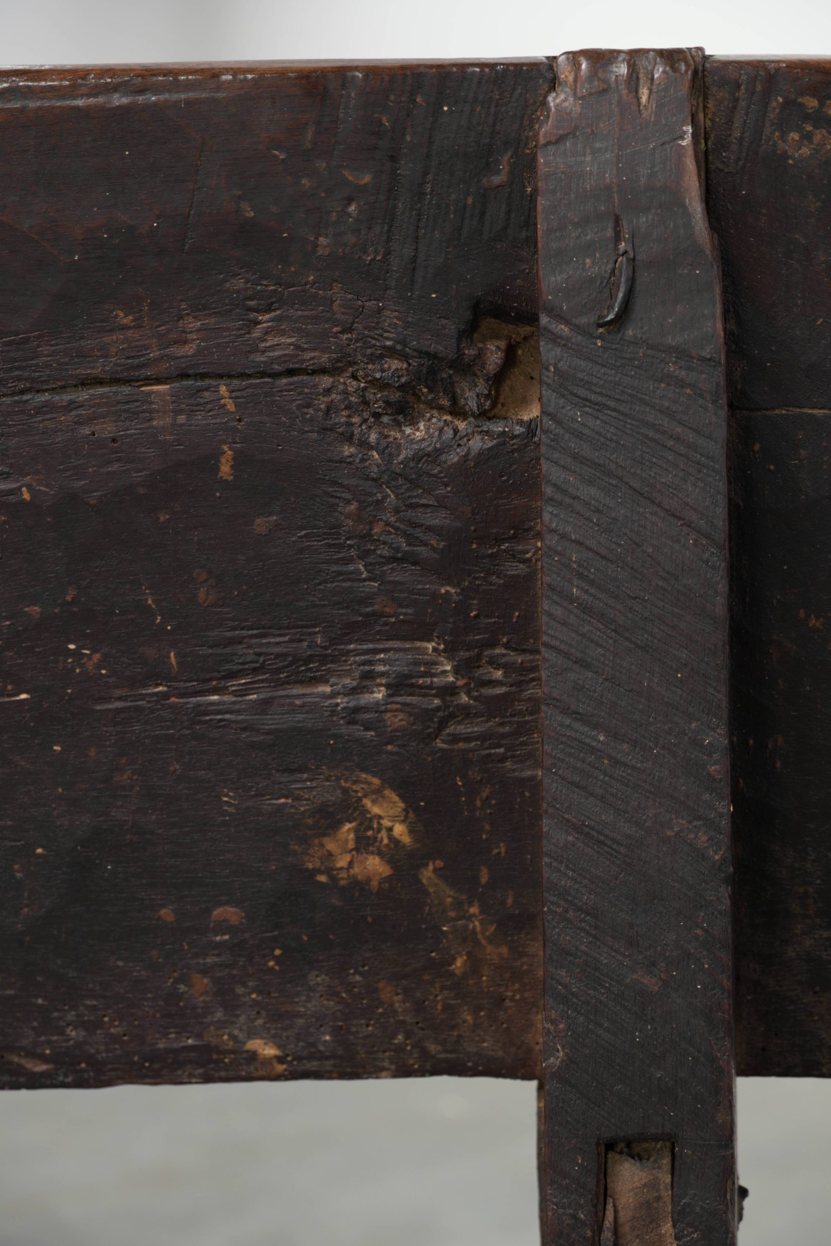 Zeer interessante antieke Spaanse boeren notenhouten halbank/ bankje voor aan de eettafel uit de 18e eeuw met een prachtig patina - Afbeelding 17