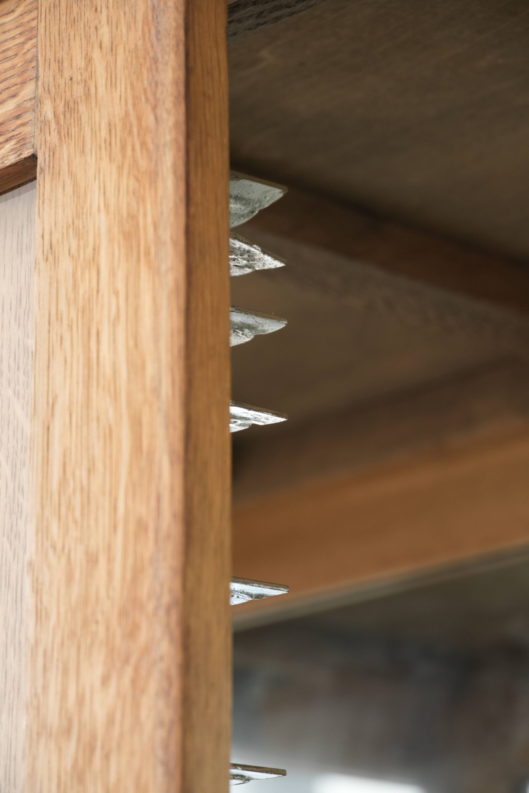 Antieke Hollandse eikenhouten vitrinekast met 2 deuren, glazen bladen en een spiegel achtergrond - Afbeelding 10