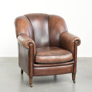 Karaktervolle en comfortabele vintage schapenleren fauteuil/ armchair met een uniek design en een tijdloze uitstraling
