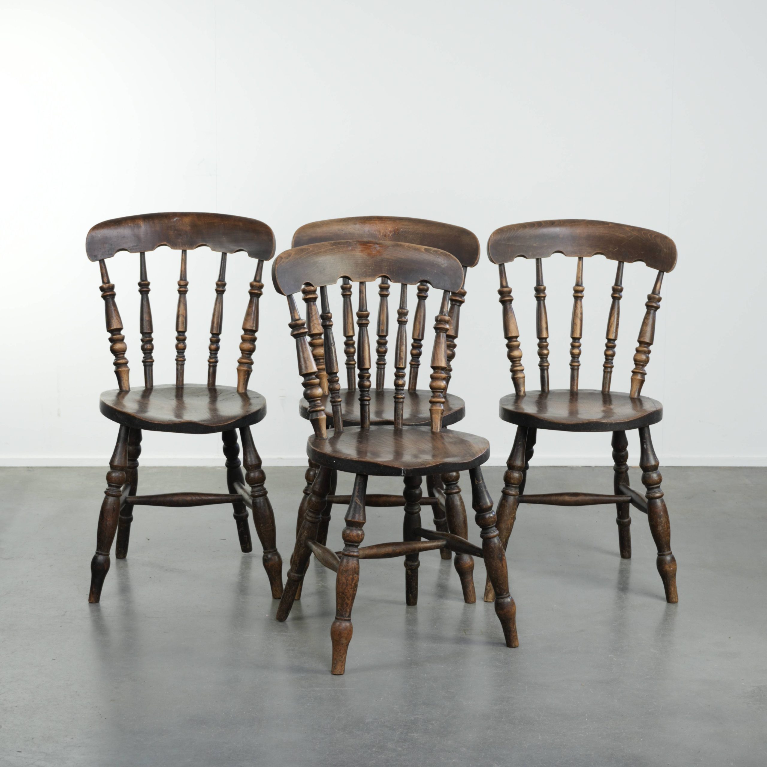 Set van 4 antieke Engelse houten Windsor pub/ bistrostoelen uit de 19e eeuw met een mooi patina