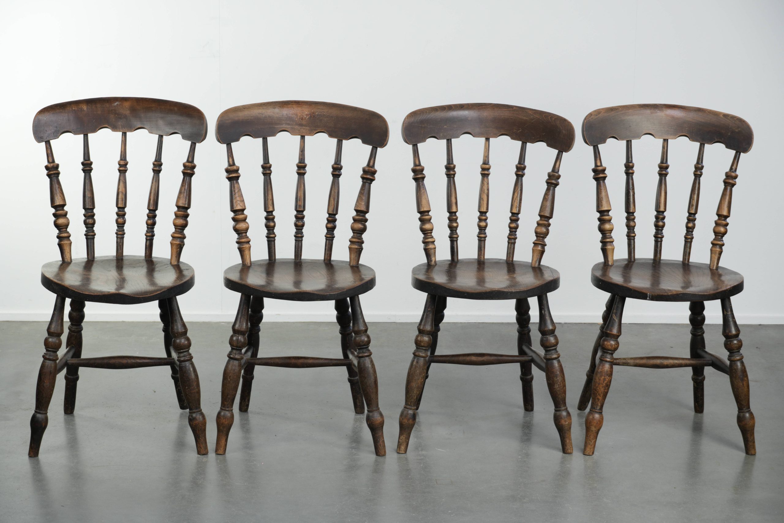 Set van 4 antieke Engelse houten Windsor pub/ bistrostoelen uit de 19e eeuw met een mooi patina - Afbeelding 2