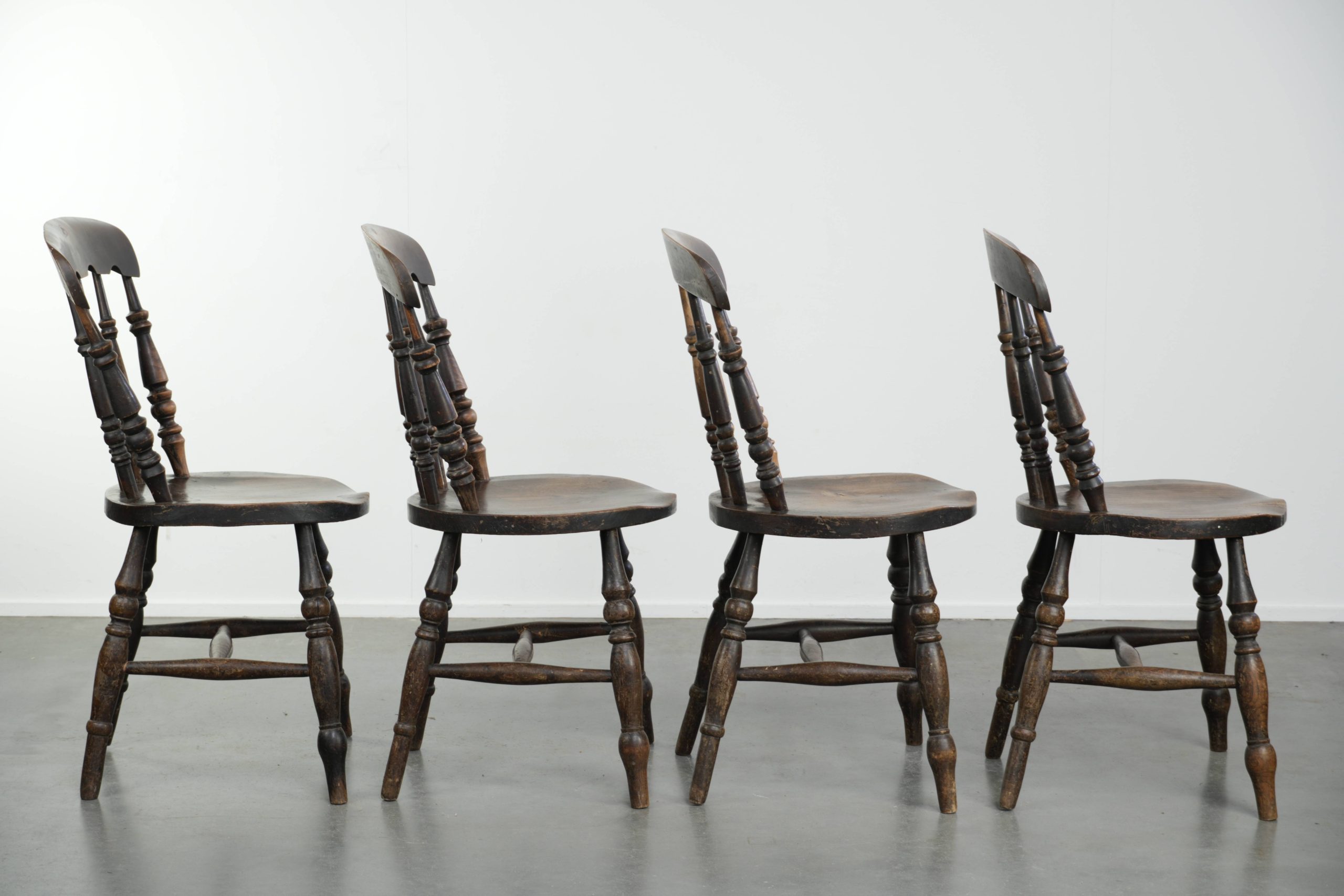 Set van 4 antieke Engelse houten Windsor pub/ bistrostoelen uit de 19e eeuw met een mooi patina - Afbeelding 3