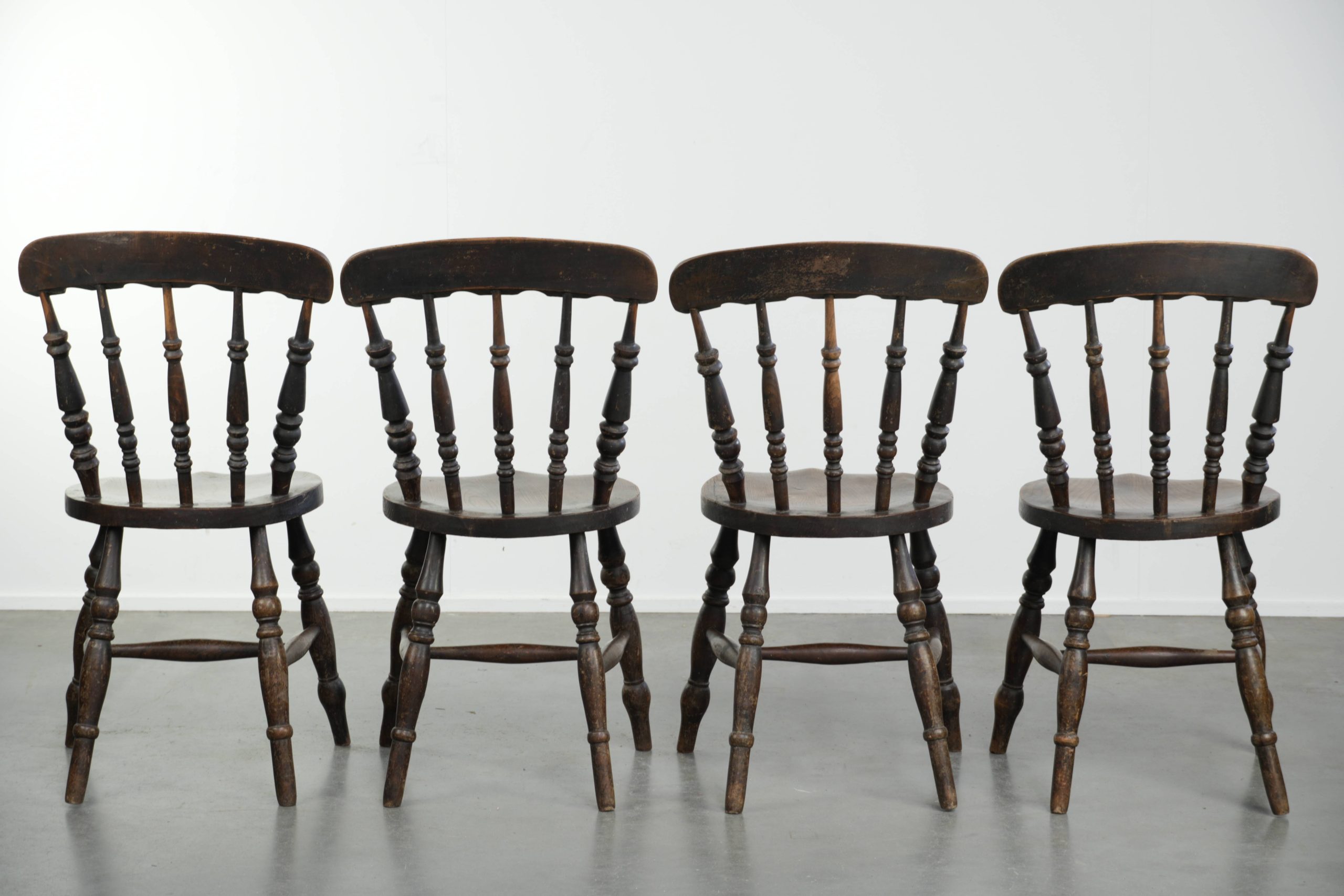 Set van 4 antieke Engelse houten Windsor pub/ bistrostoelen uit de 19e eeuw met een mooi patina - Afbeelding 4