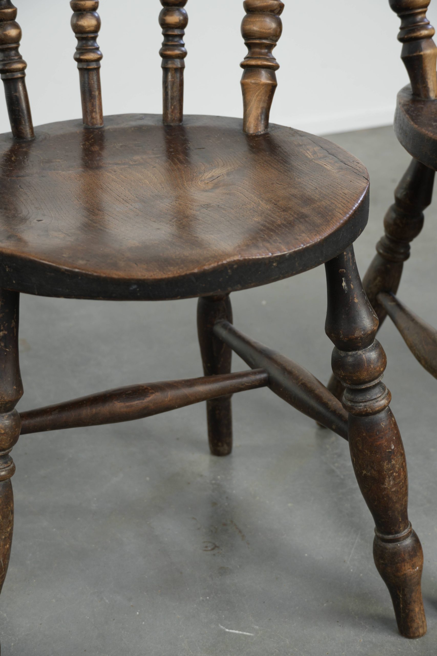 Set van 4 antieke Engelse houten Windsor pub/ bistrostoelen uit de 19e eeuw met een mooi patina - Afbeelding 12