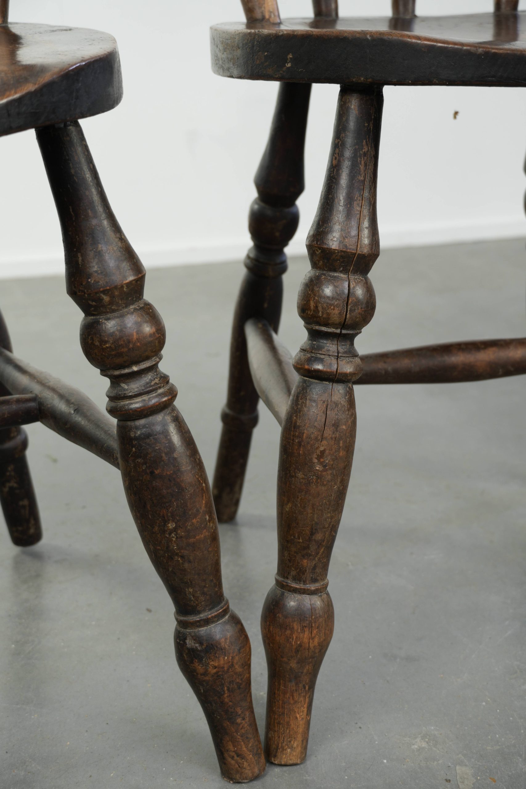 Set van 4 antieke Engelse houten Windsor pub/ bistrostoelen uit de 19e eeuw met een mooi patina - Afbeelding 13