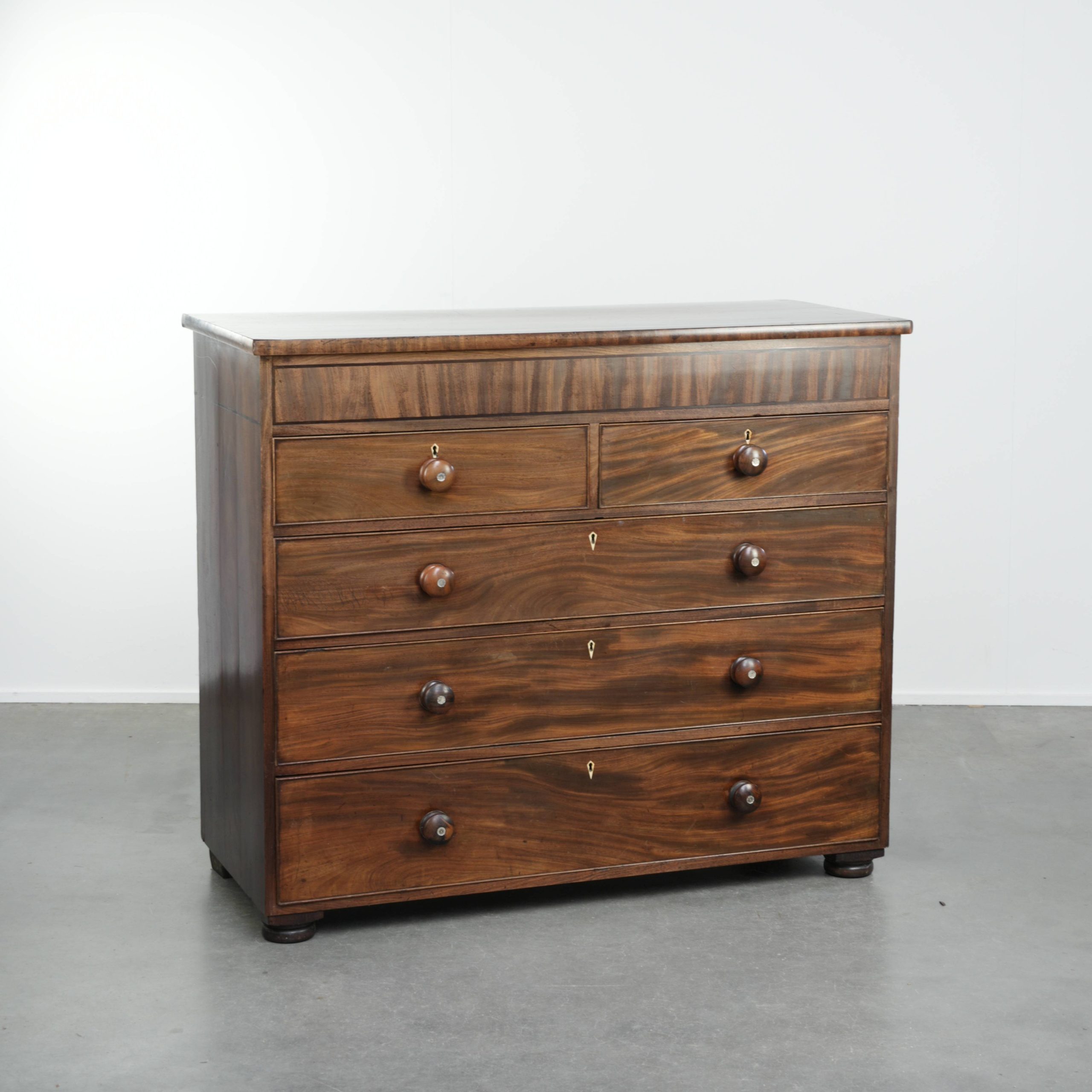 Grote antieke Engelse ladekast/ commode uit begin 19e eeuw met 5 lades en prachtige details