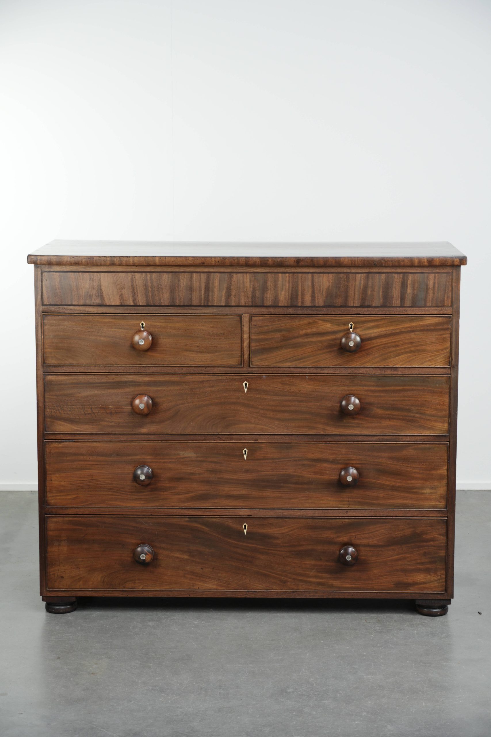Grote antieke Engelse ladekast/ commode uit begin 19e eeuw met 5 lades en prachtige details - Afbeelding 2