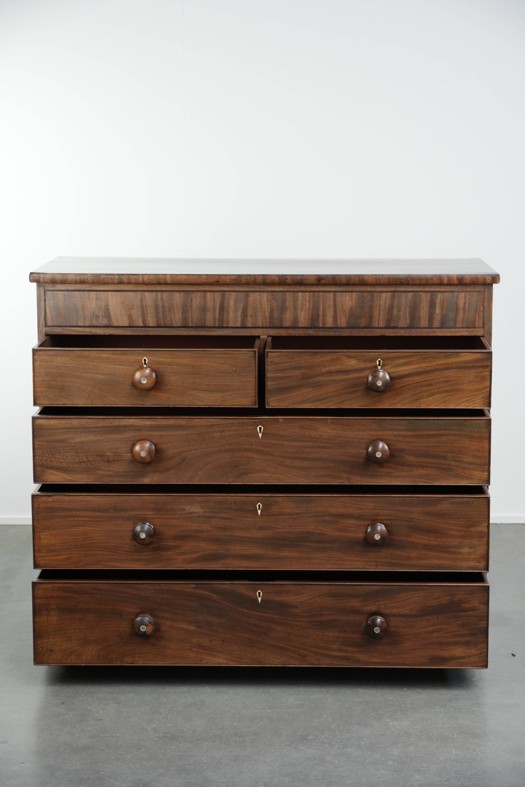Grote antieke Engelse ladekast/ commode uit begin 19e eeuw met 5 lades en prachtige details - Afbeelding 3