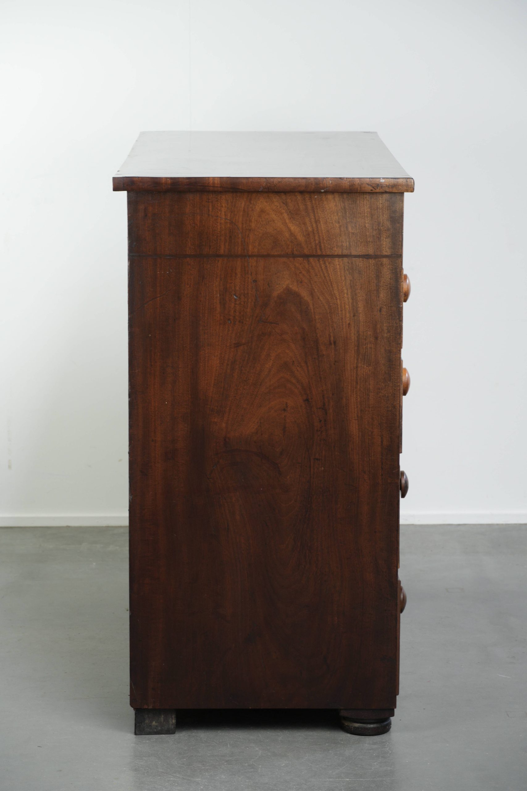 Grote antieke Engelse ladekast/ commode uit begin 19e eeuw met 5 lades en prachtige details - Afbeelding 4