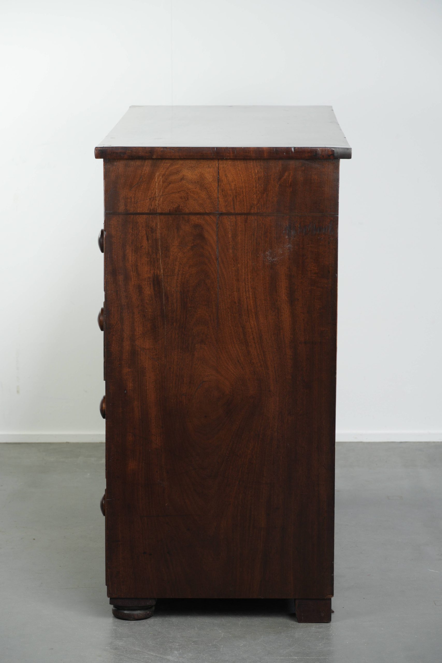Grote antieke Engelse ladekast/ commode uit begin 19e eeuw met 5 lades en prachtige details - Afbeelding 6