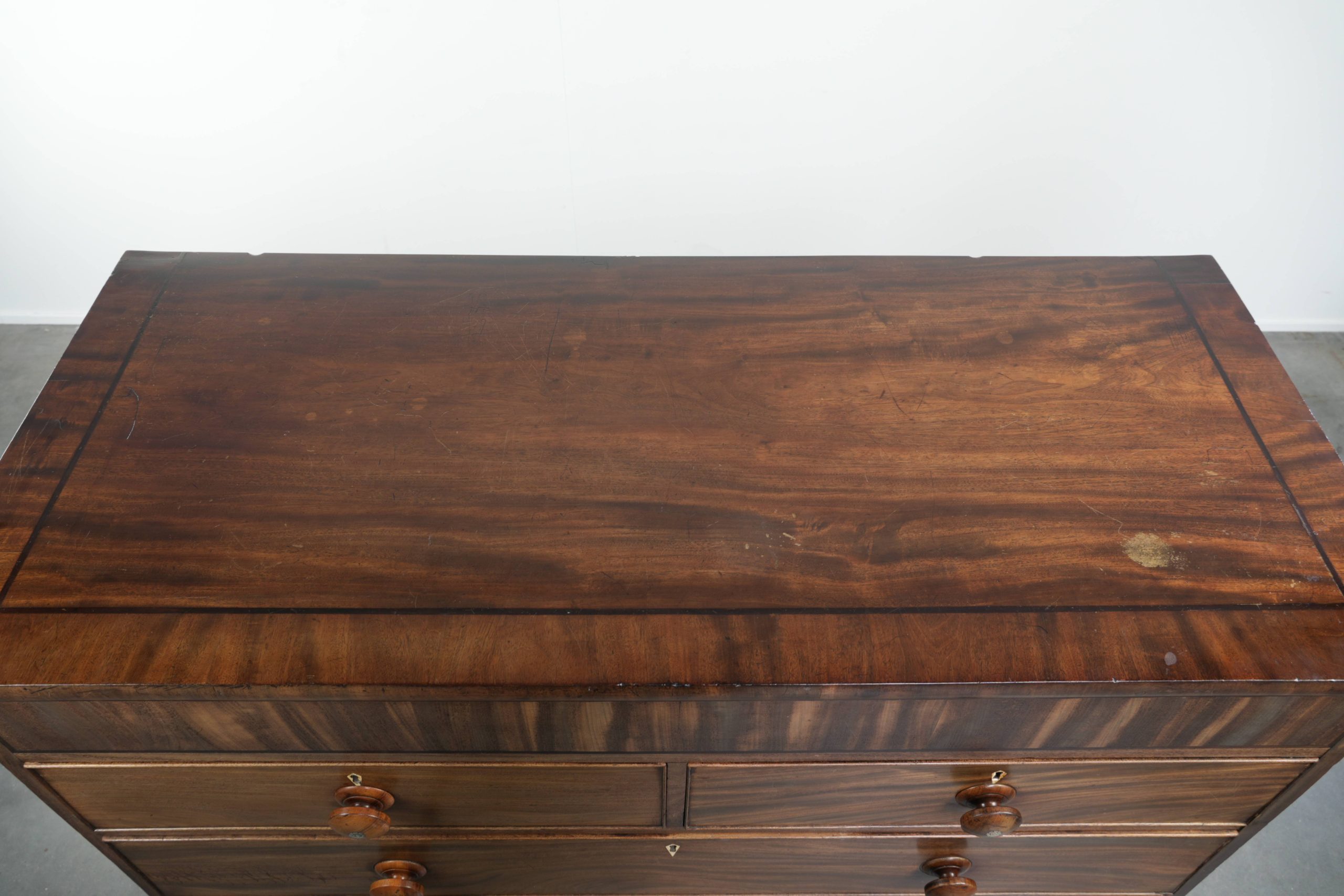 Grote antieke Engelse ladekast/ commode uit begin 19e eeuw met 5 lades en prachtige details - Afbeelding 7
