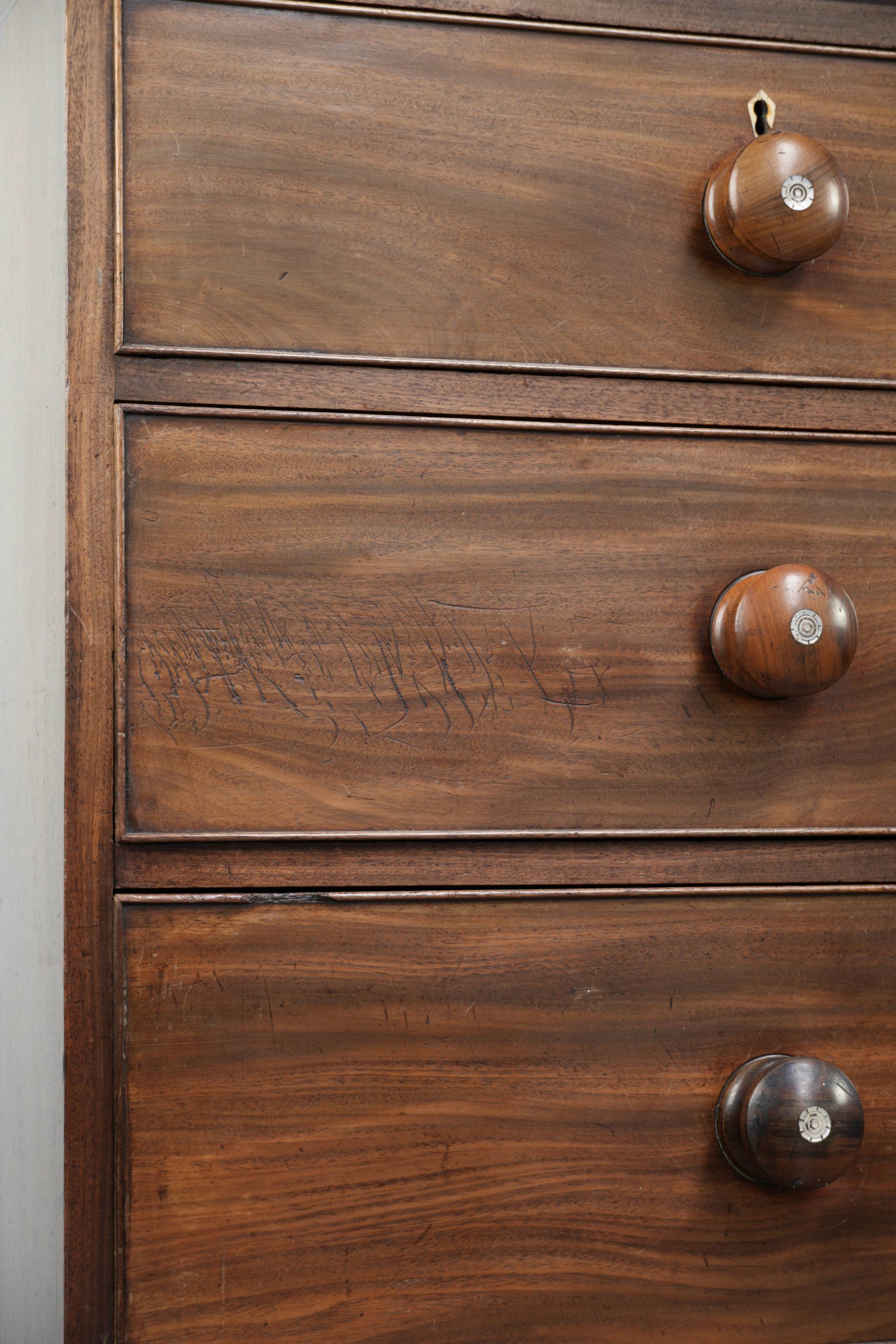 Grote antieke Engelse ladekast/ commode uit begin 19e eeuw met 5 lades en prachtige details - Afbeelding 12