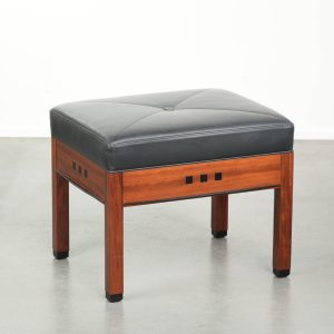 Zwarte rundleren design hocker van Schuitema in Art Deco stijl uit de Decoforma serie
