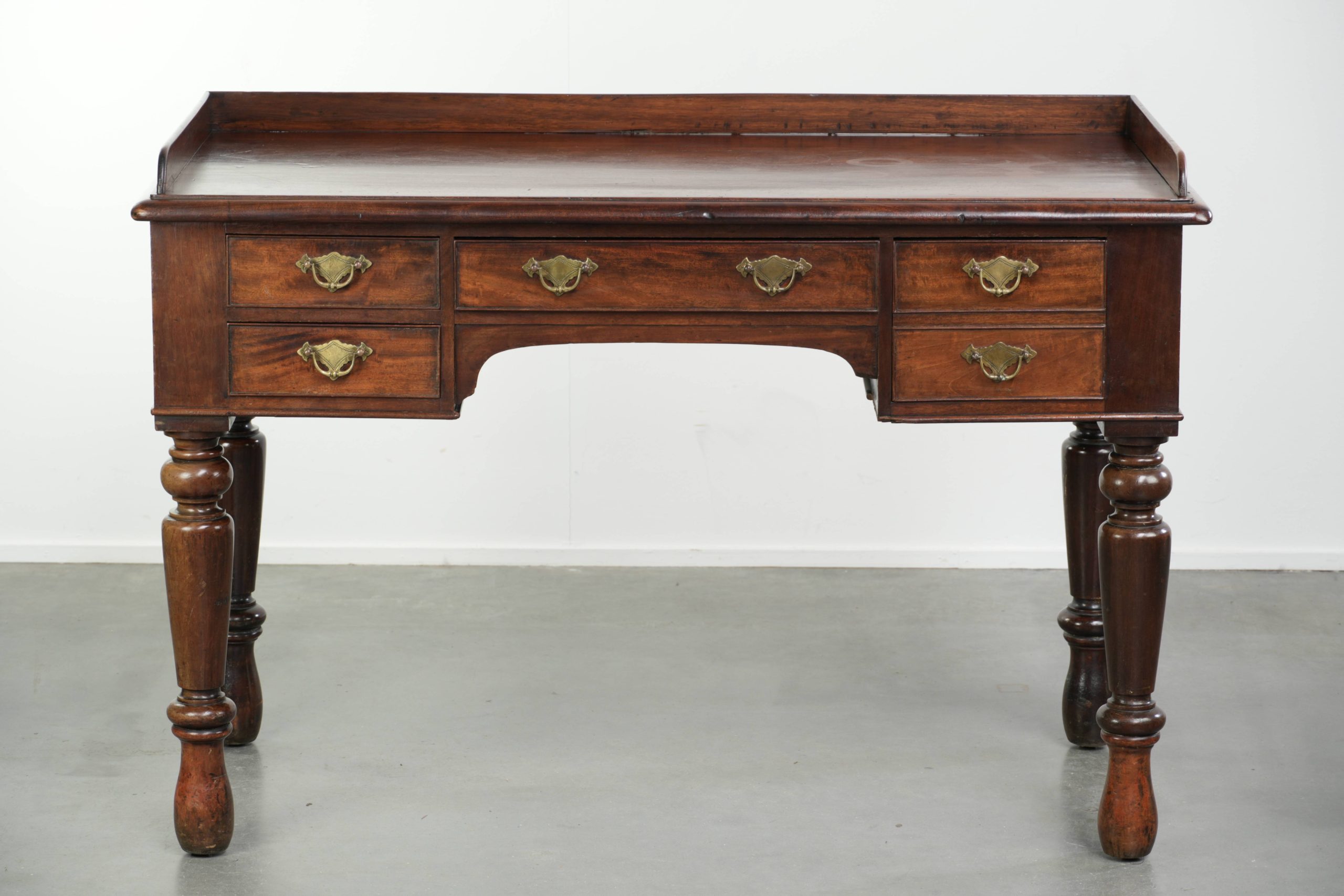 Sierlijk en handig antiek Engels bureau/ schrijftafel/ sidetable van mahoniehout uit midden 19e eeuw - Afbeelding 2