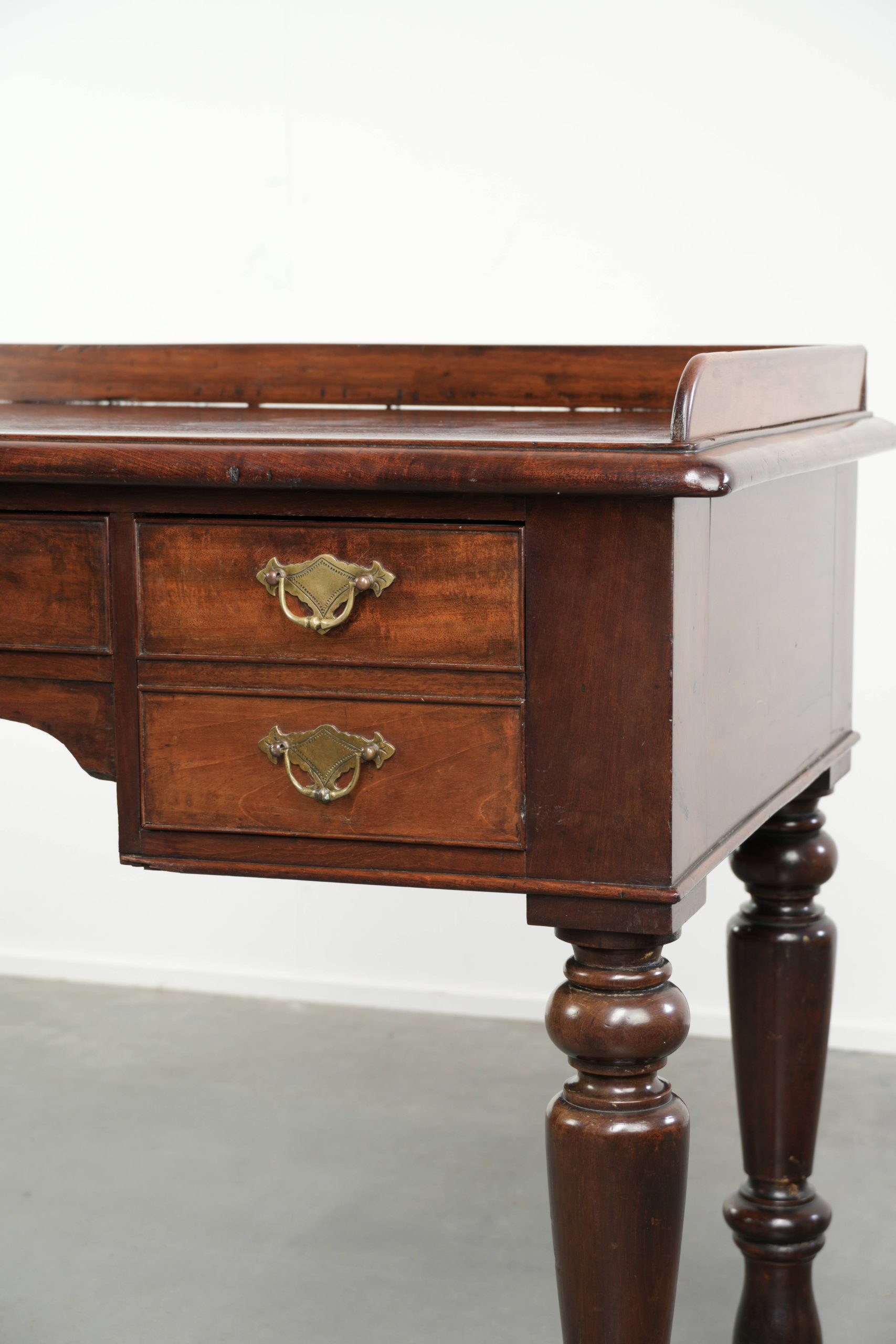 Sierlijk en handig antiek Engels bureau/ schrijftafel/ sidetable van mahoniehout uit midden 19e eeuw - Afbeelding 8