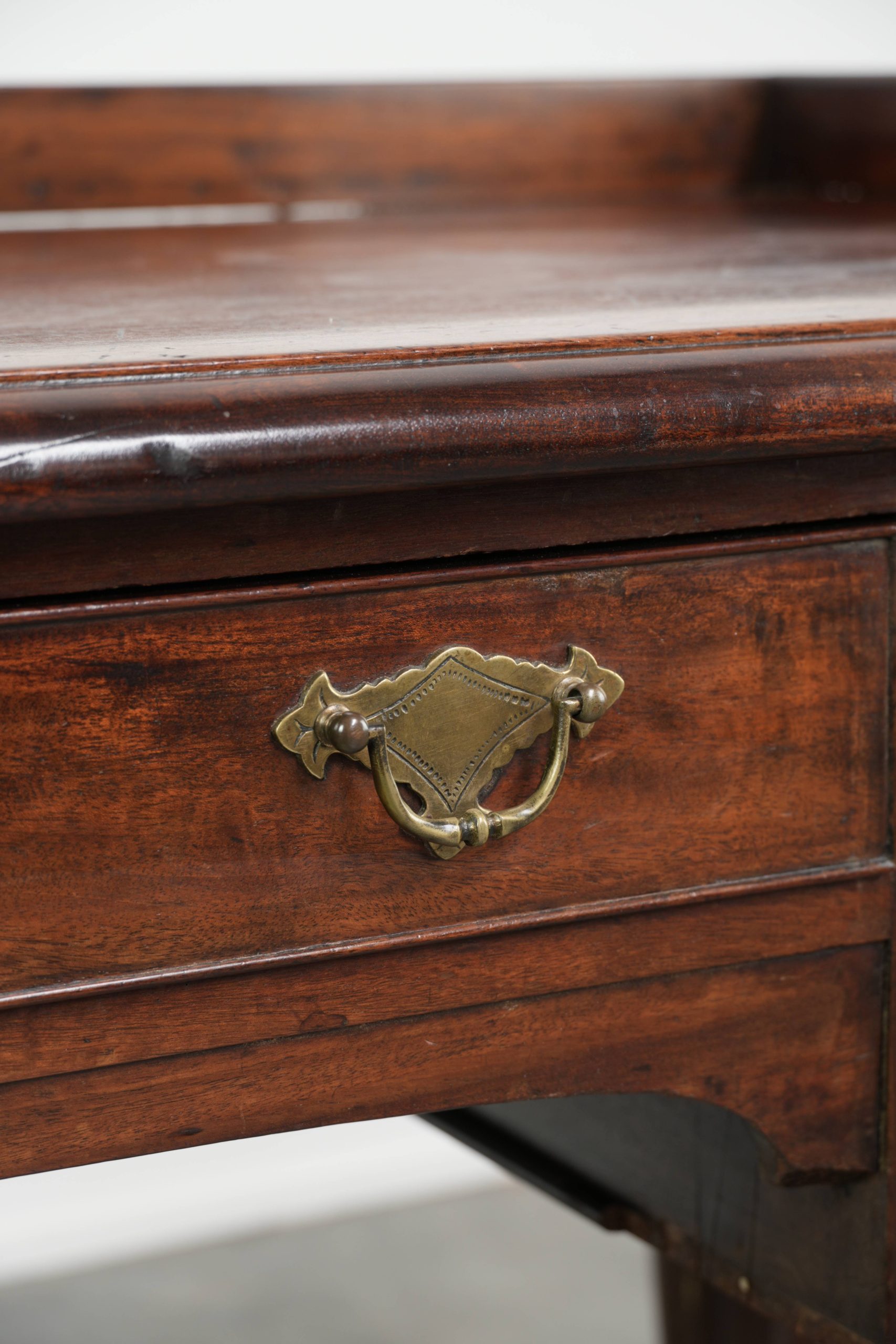 Sierlijk en handig antiek Engels bureau/ schrijftafel/ sidetable van mahoniehout uit midden 19e eeuw - Afbeelding 9