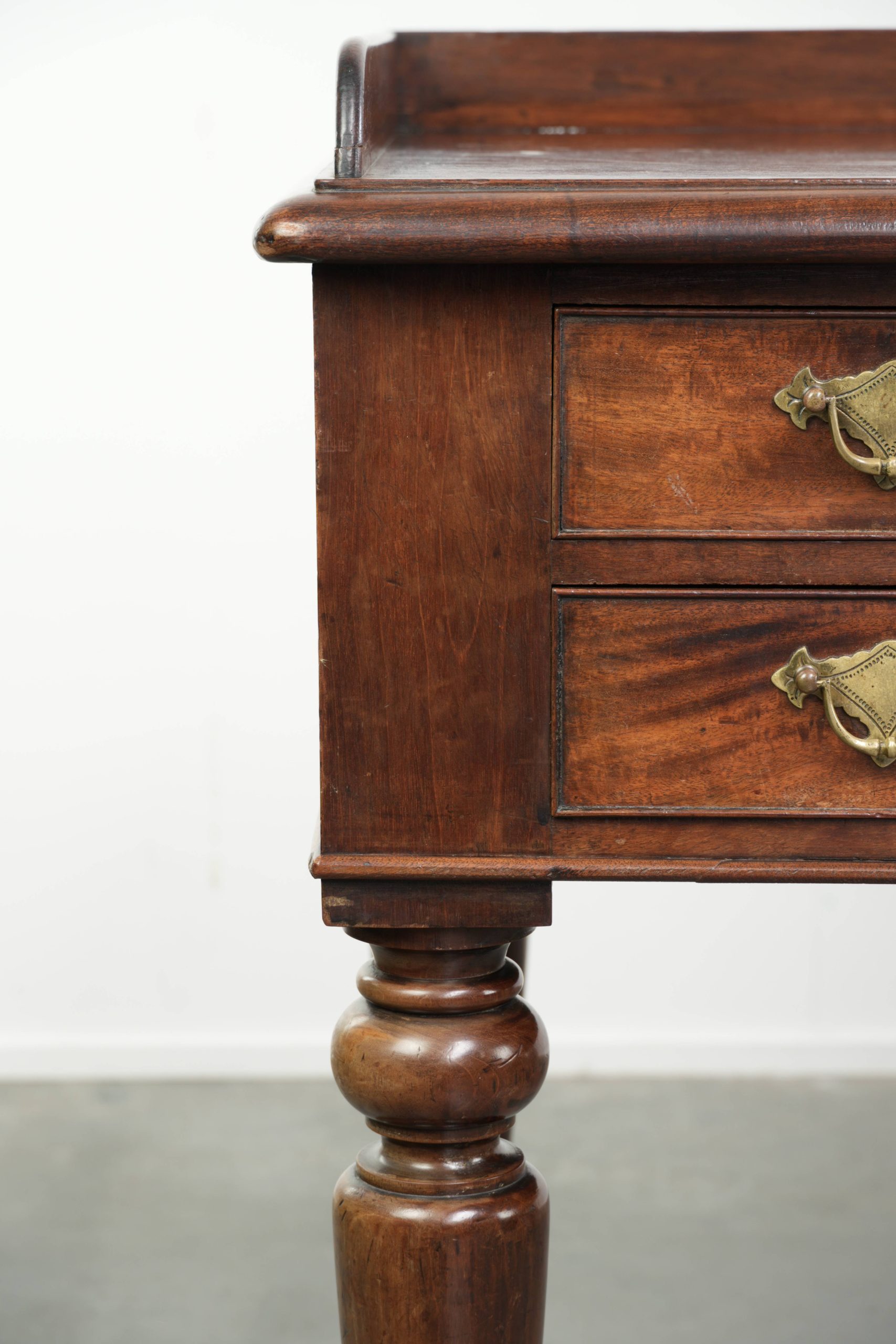 Sierlijk en handig antiek Engels bureau/ schrijftafel/ sidetable van mahoniehout uit midden 19e eeuw - Afbeelding 10