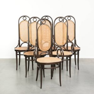 Set van 6 originele vintage Thonet stoelen model Long John met een hoge rug, webbing zitting en rugleuning en sierlijk gebogen hout
