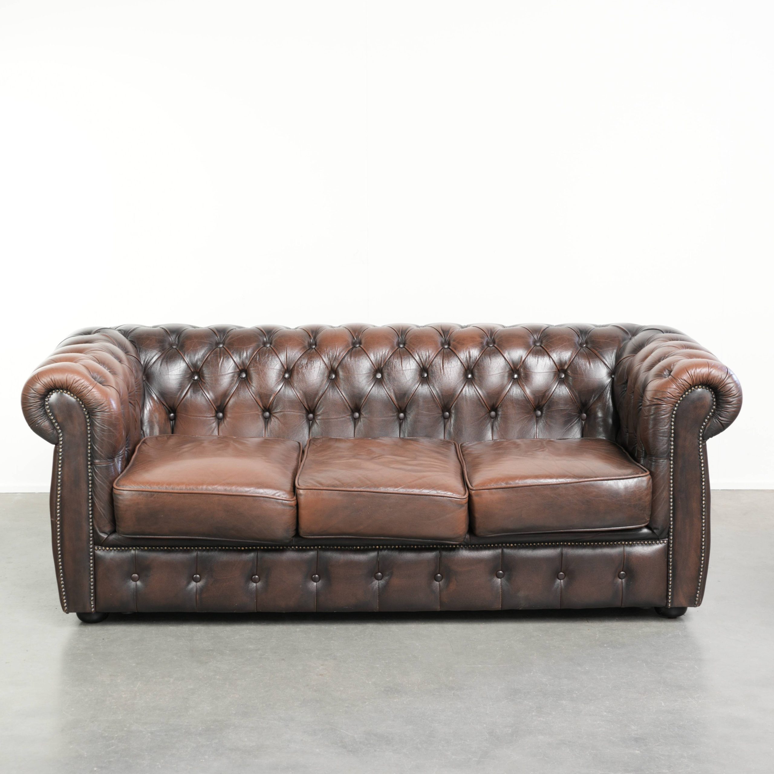 Bruine rundleren chesterfield 3 zits bank in Engelse stijl met mooie details