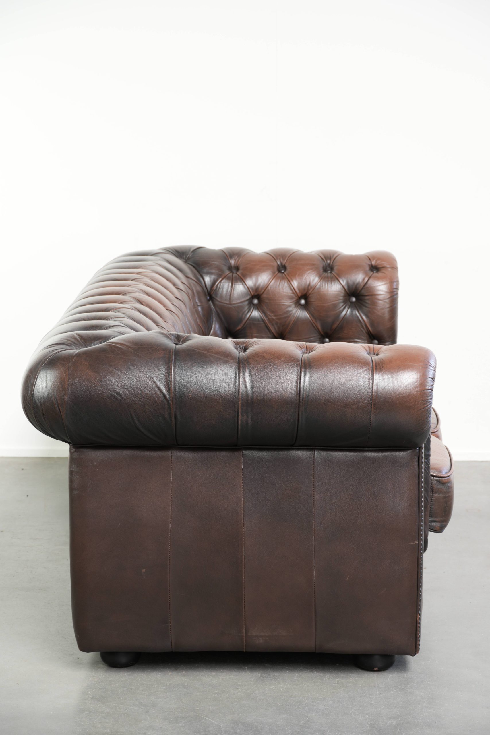 Bruine rundleren chesterfield 3 zits bank in Engelse stijl met mooie details - Afbeelding 2
