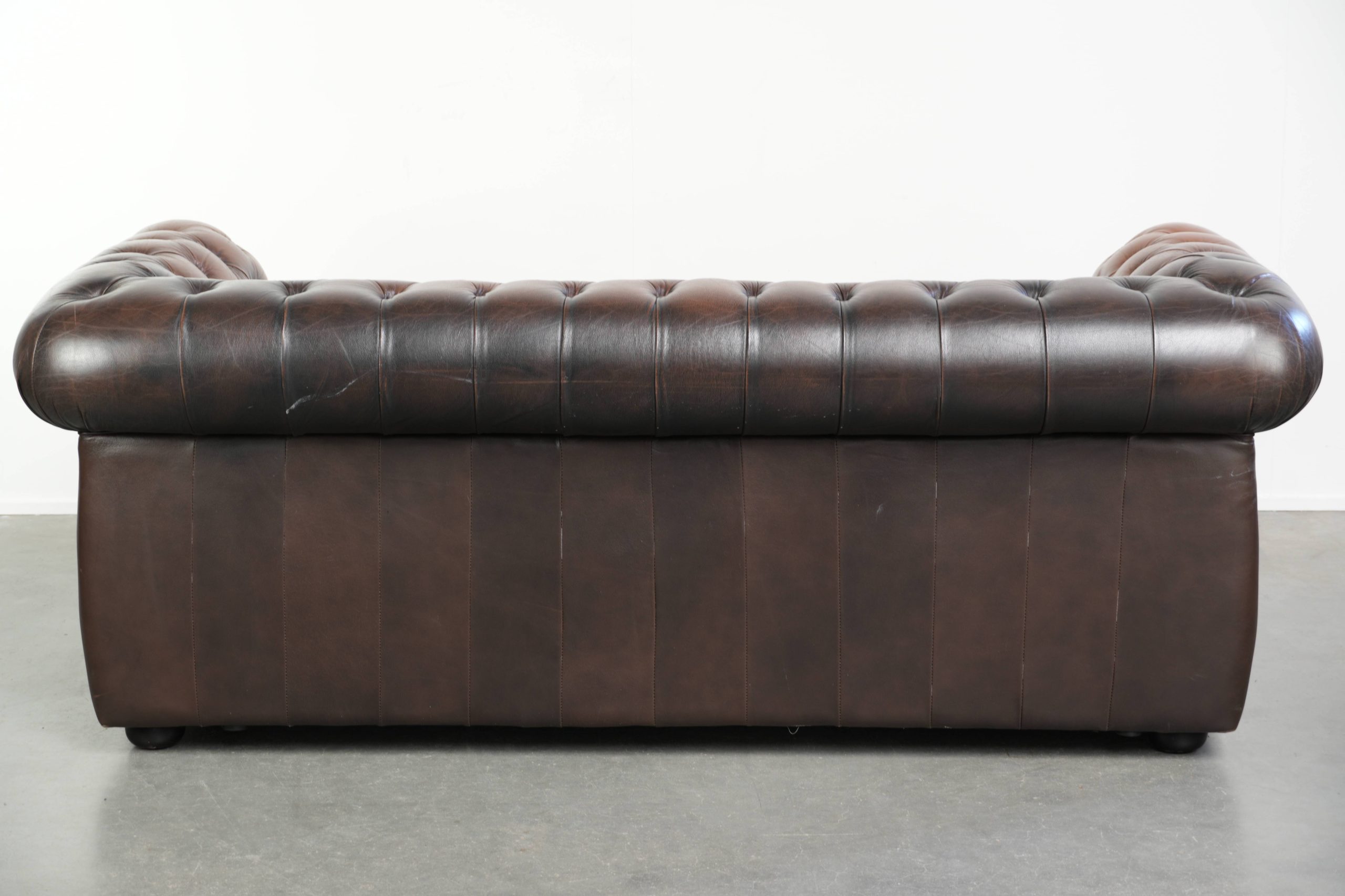 Bruine rundleren chesterfield 3 zits bank in Engelse stijl met mooie details - Afbeelding 3