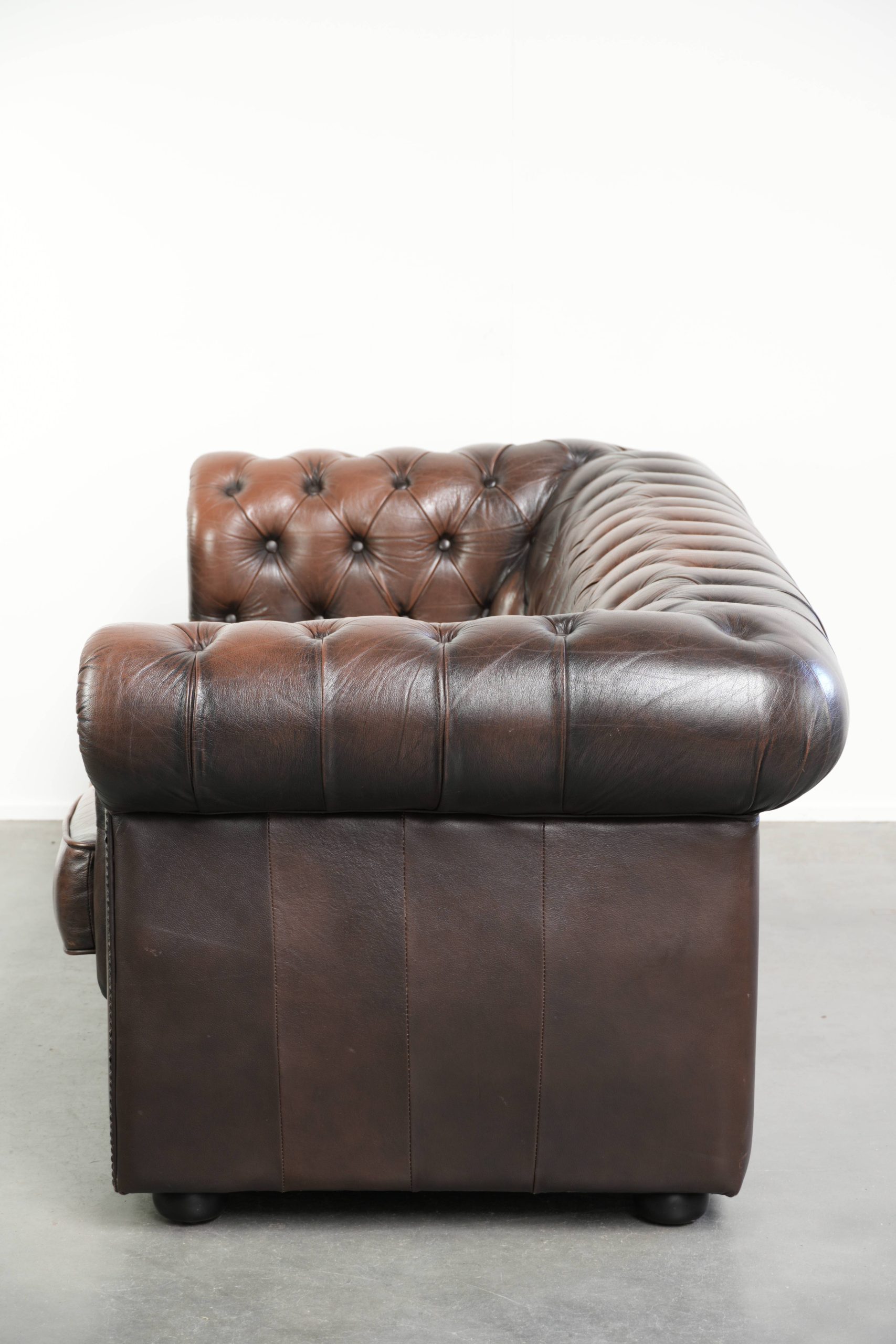 Bruine rundleren chesterfield 3 zits bank in Engelse stijl met mooie details - Afbeelding 4